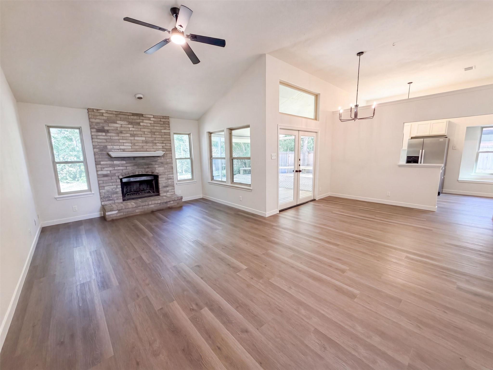 605 Hawthorne LN — photo 3