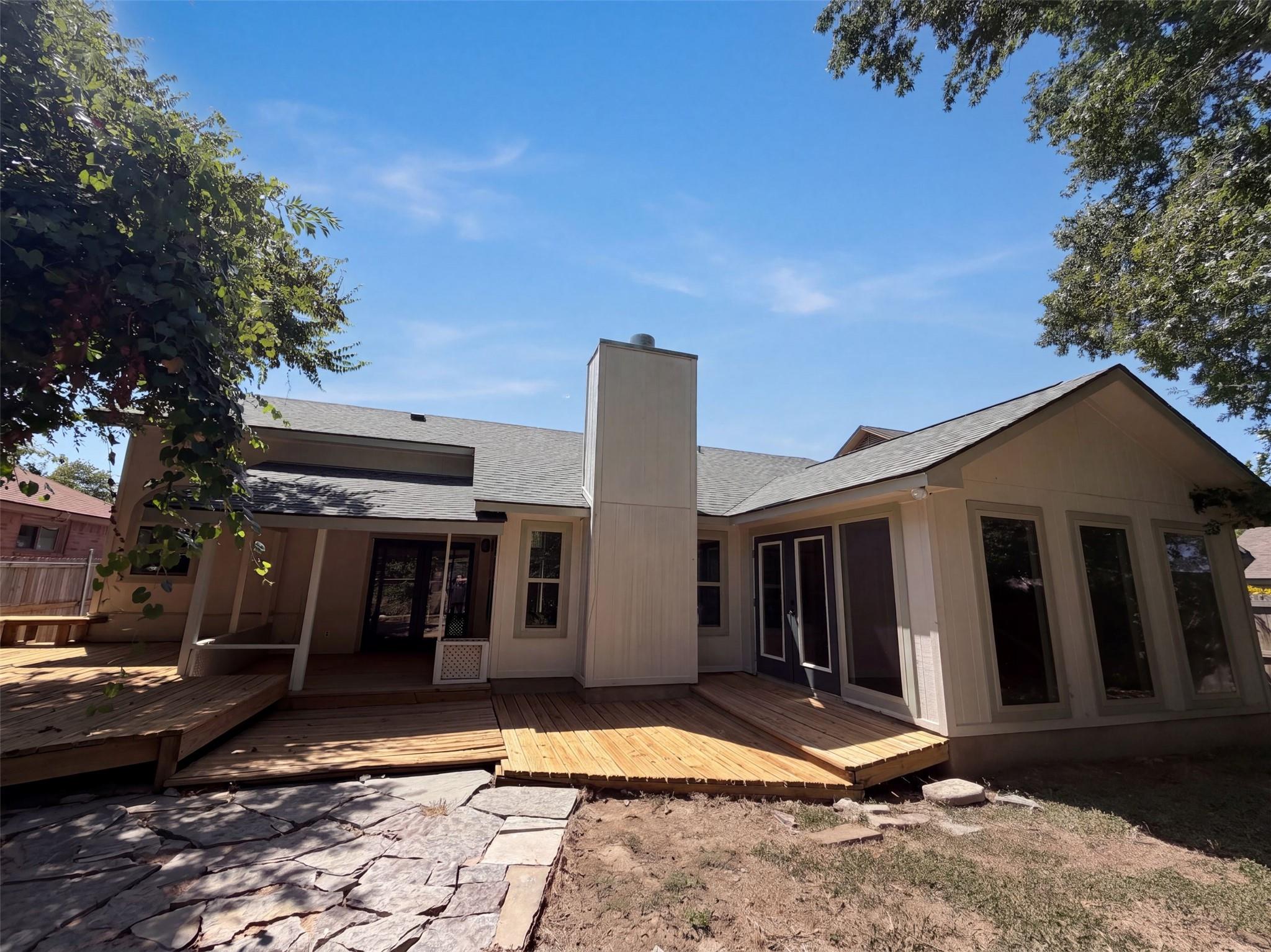 605 Hawthorne LN — photo 5