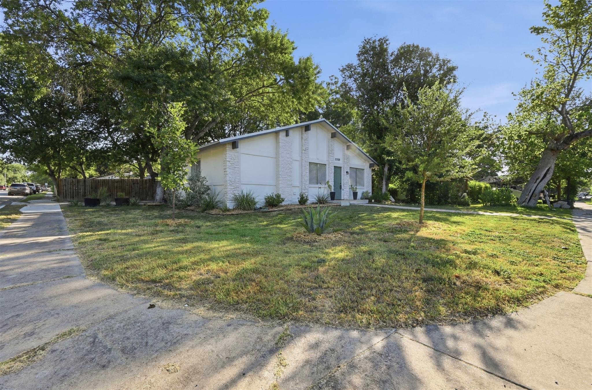 2208 Deadwood DR — photo 3