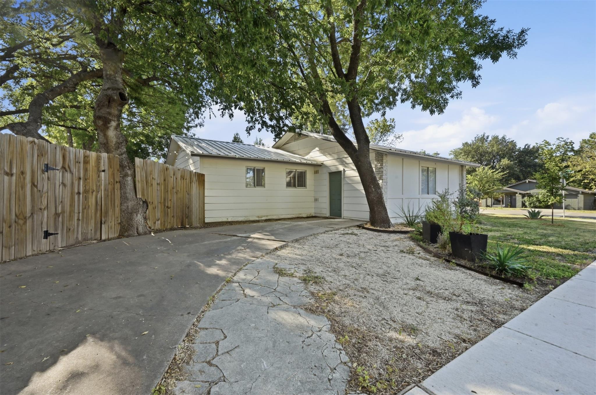 2208 Deadwood DR — photo 4