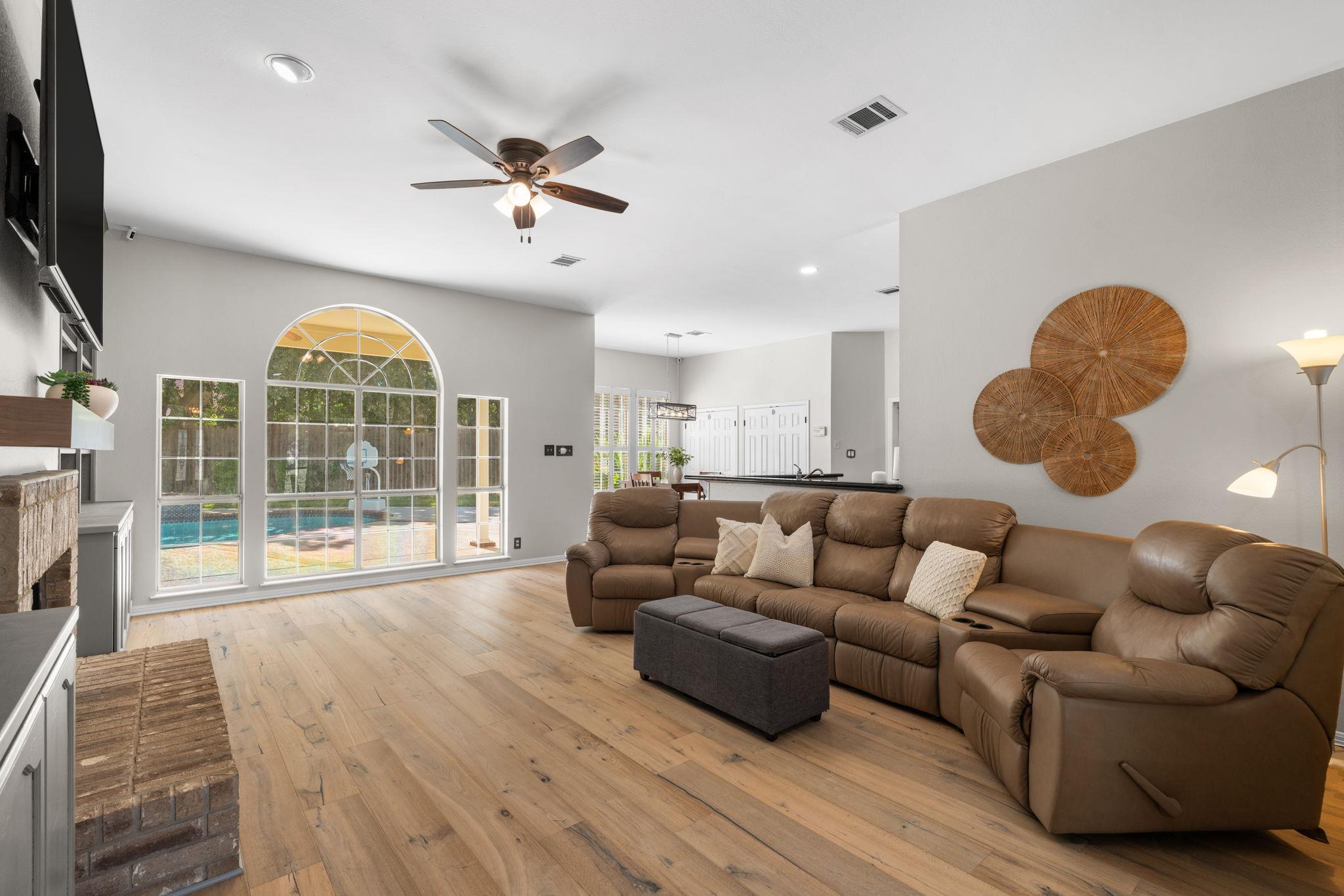 819 Blue Spring CIR — photo 3