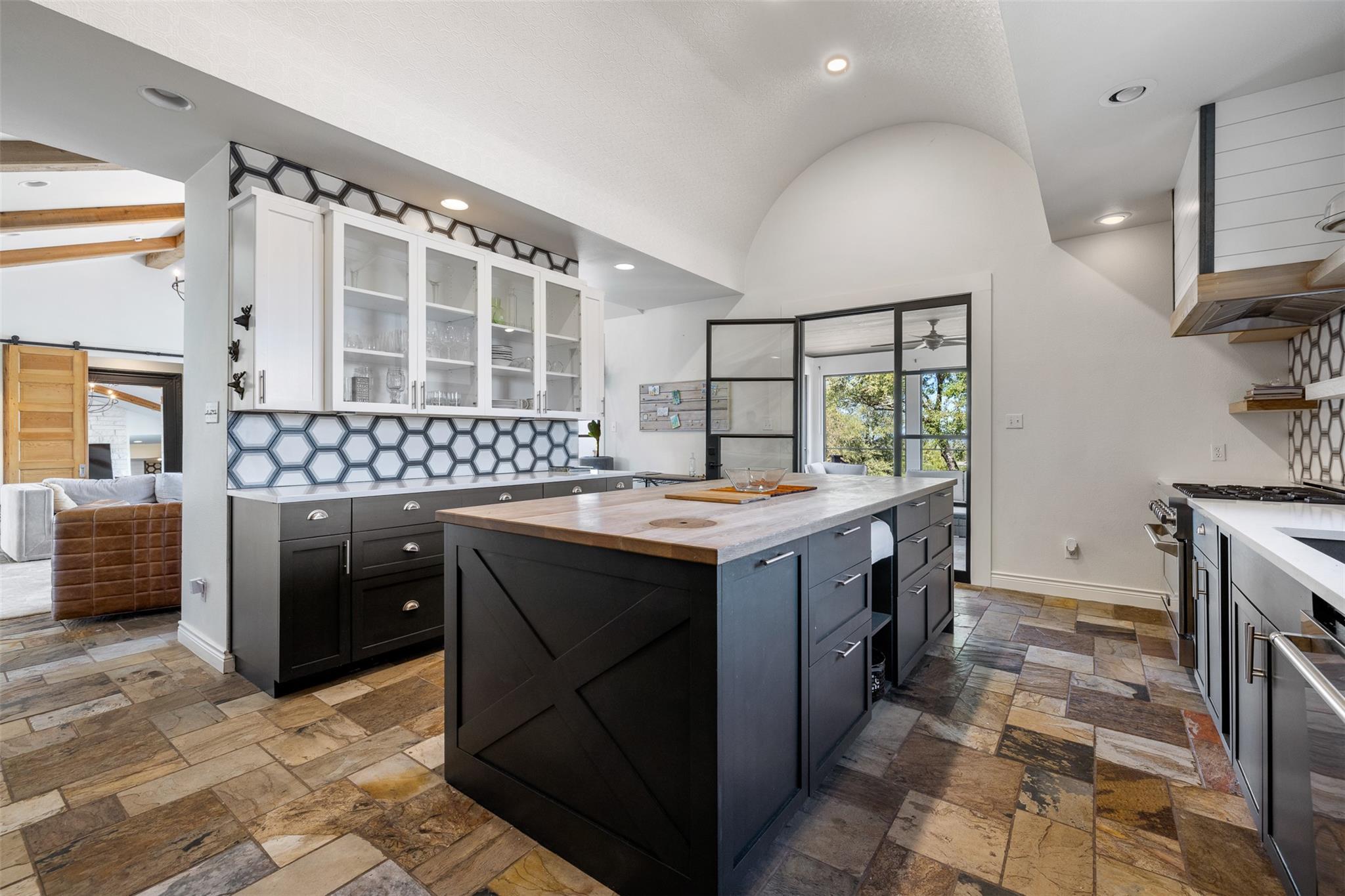 702 Summit DR — photo 3