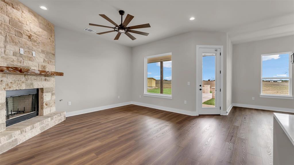 379 Prairie Point DR — photo 4