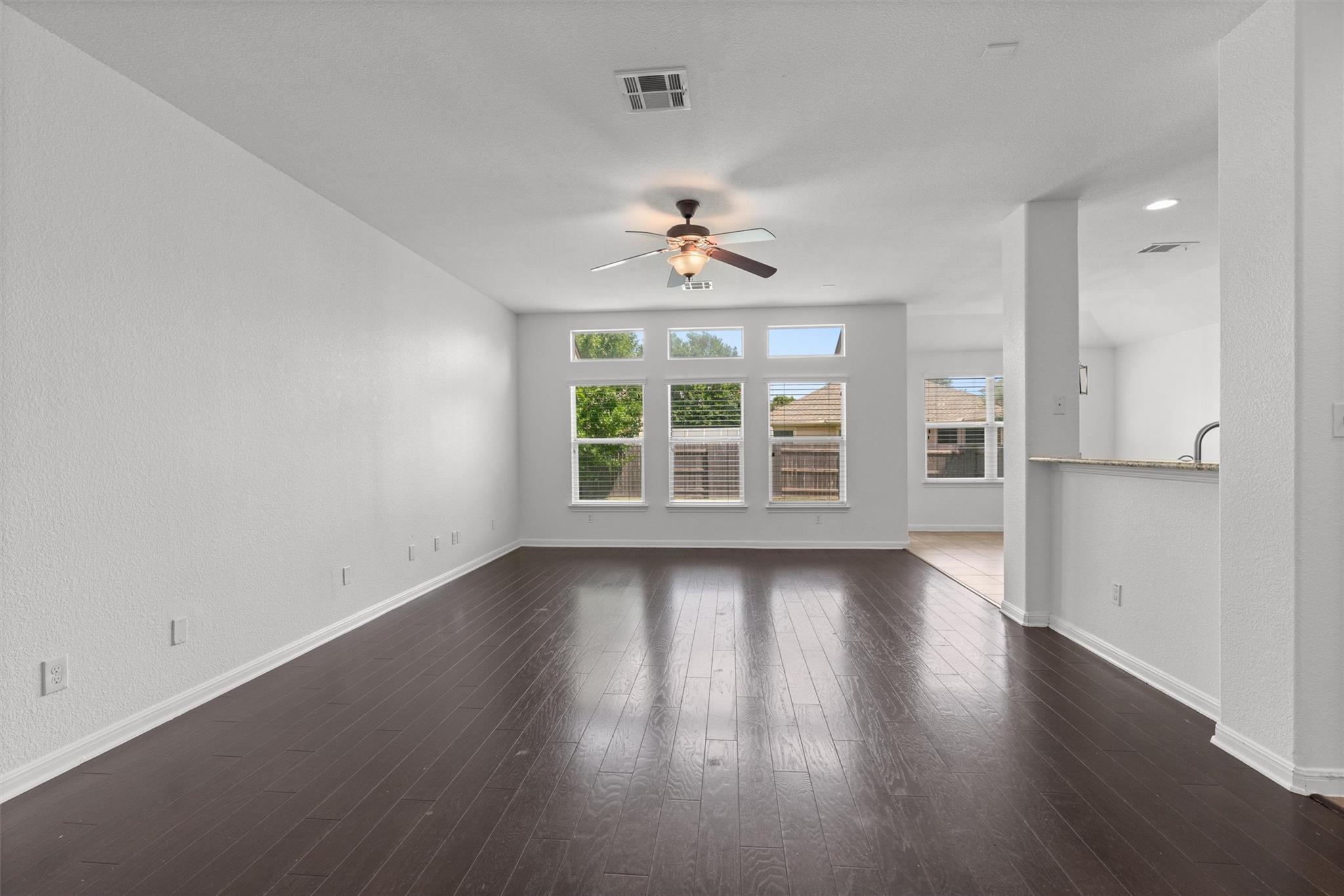 1049 Regency LN — photo 5