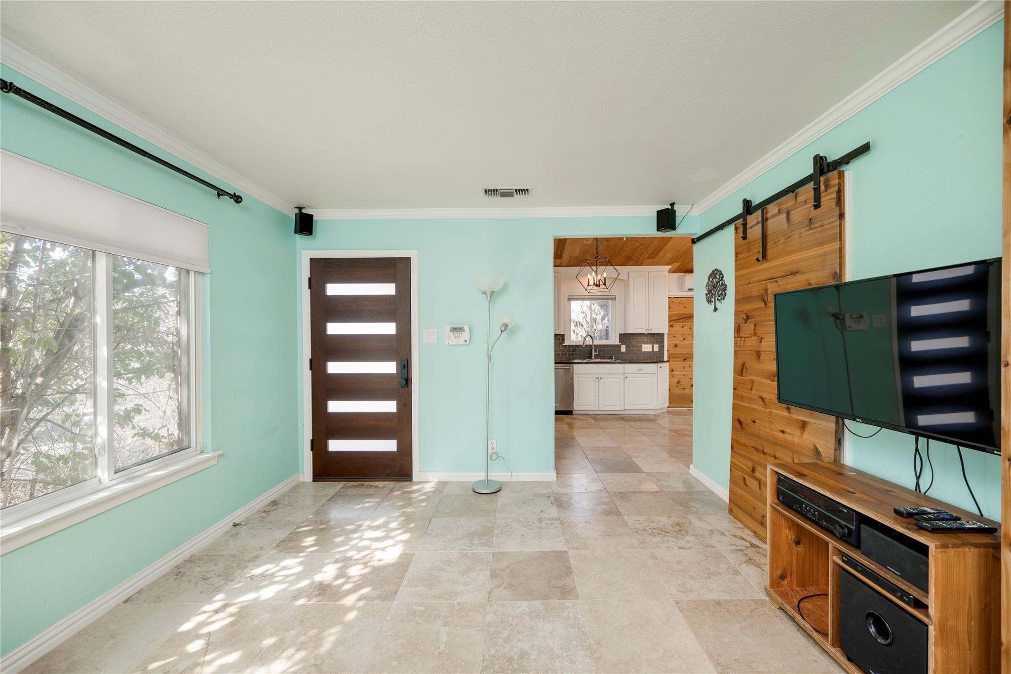 2404 Barton SKWY — photo 3