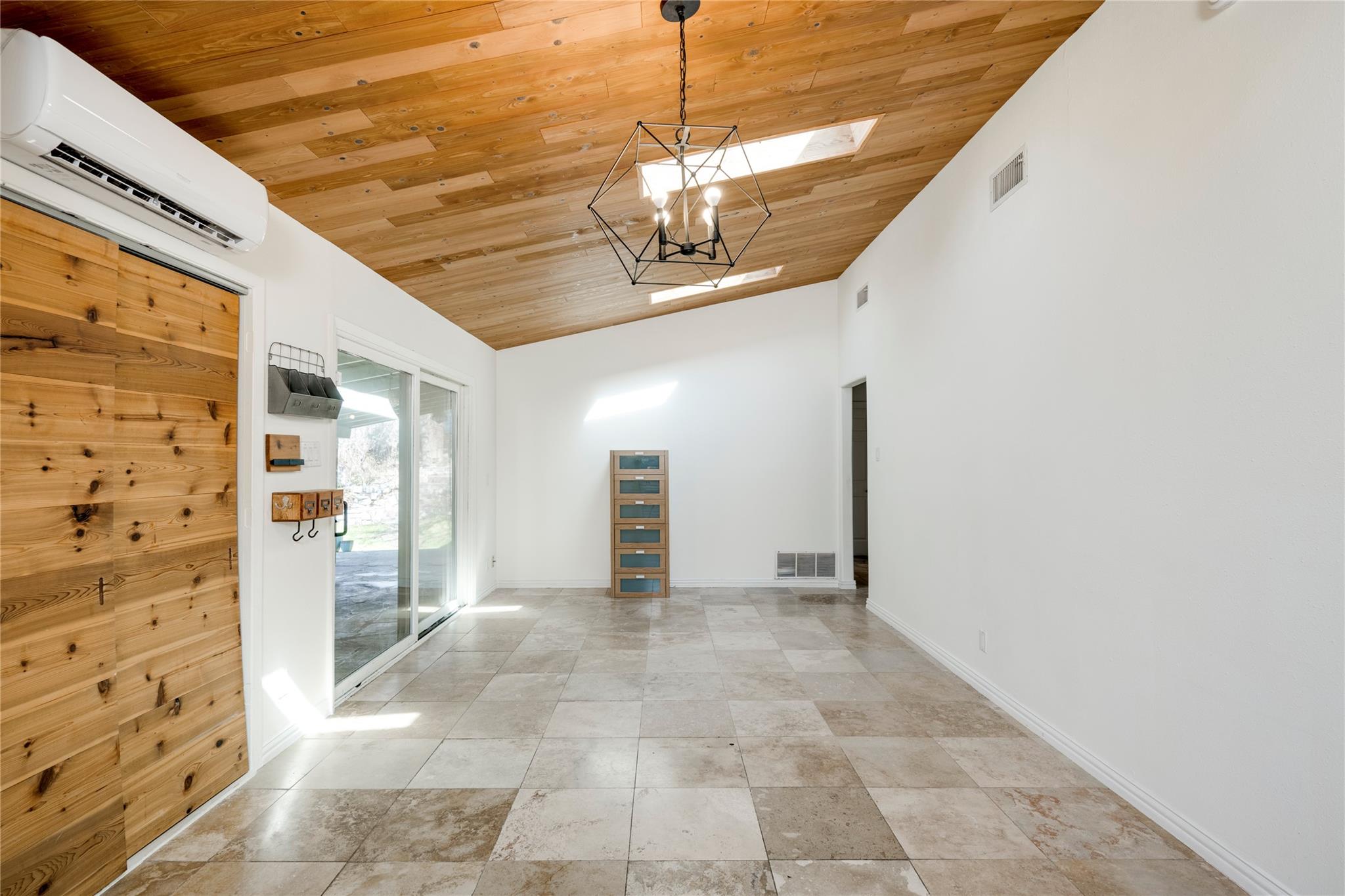 2404 Barton SKWY — photo 4
