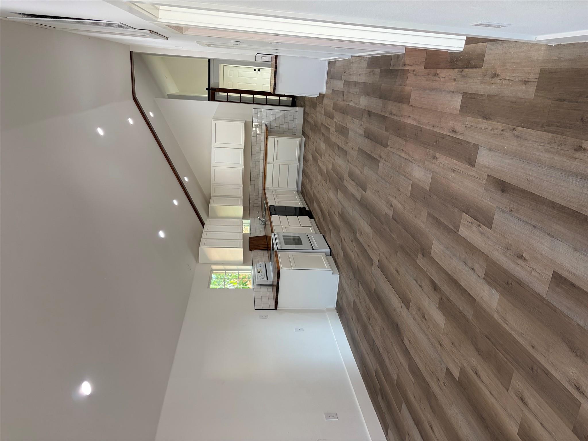 545 Vaughan ST — photo 3
