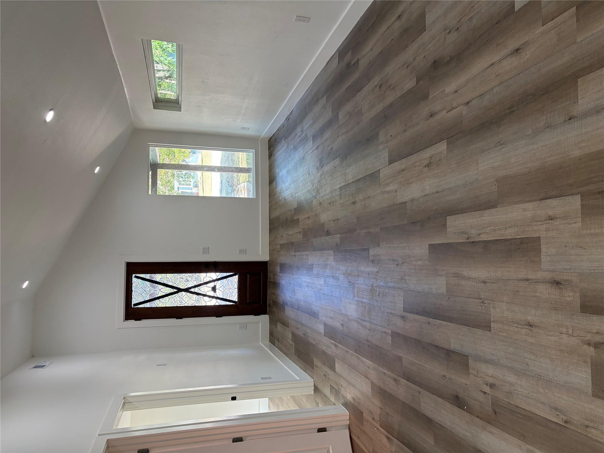 545 Vaughan ST — photo 4