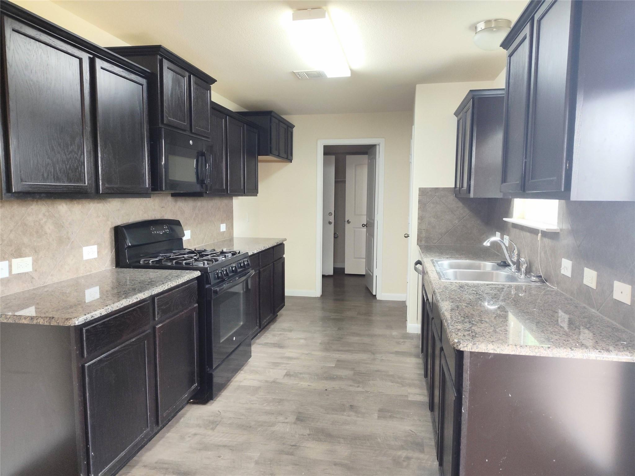 103 Hawkins CT — photo 4