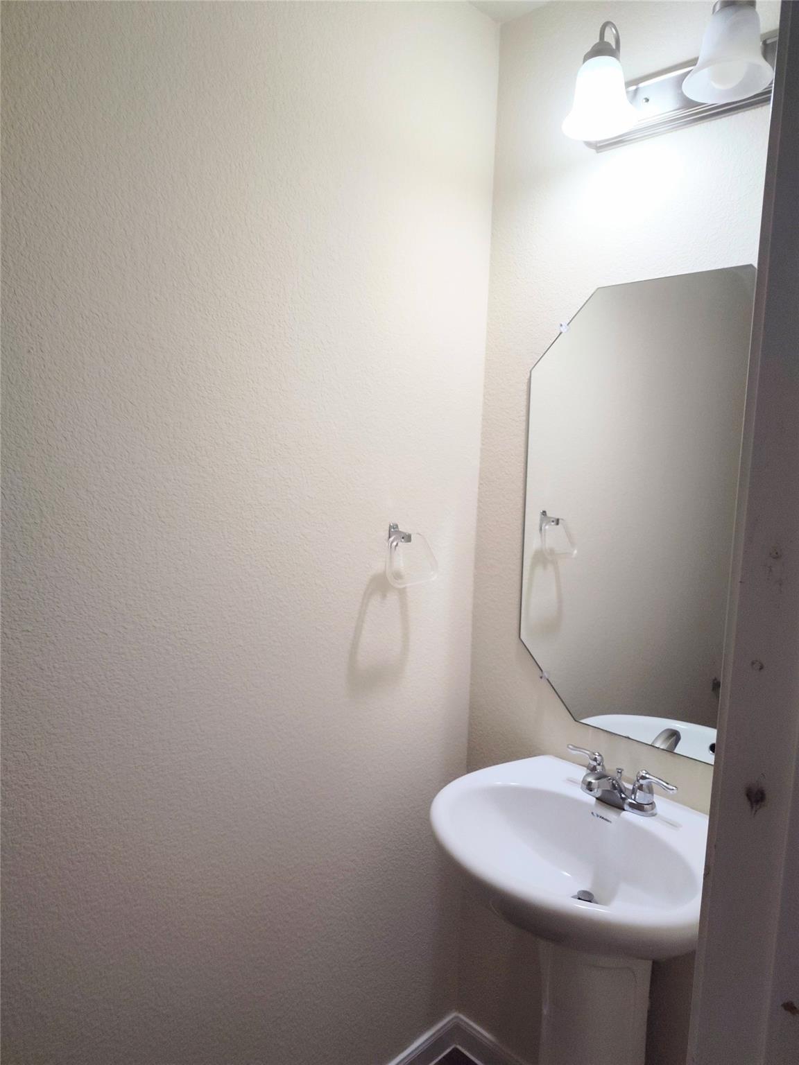 103 Hawkins CT — photo 5