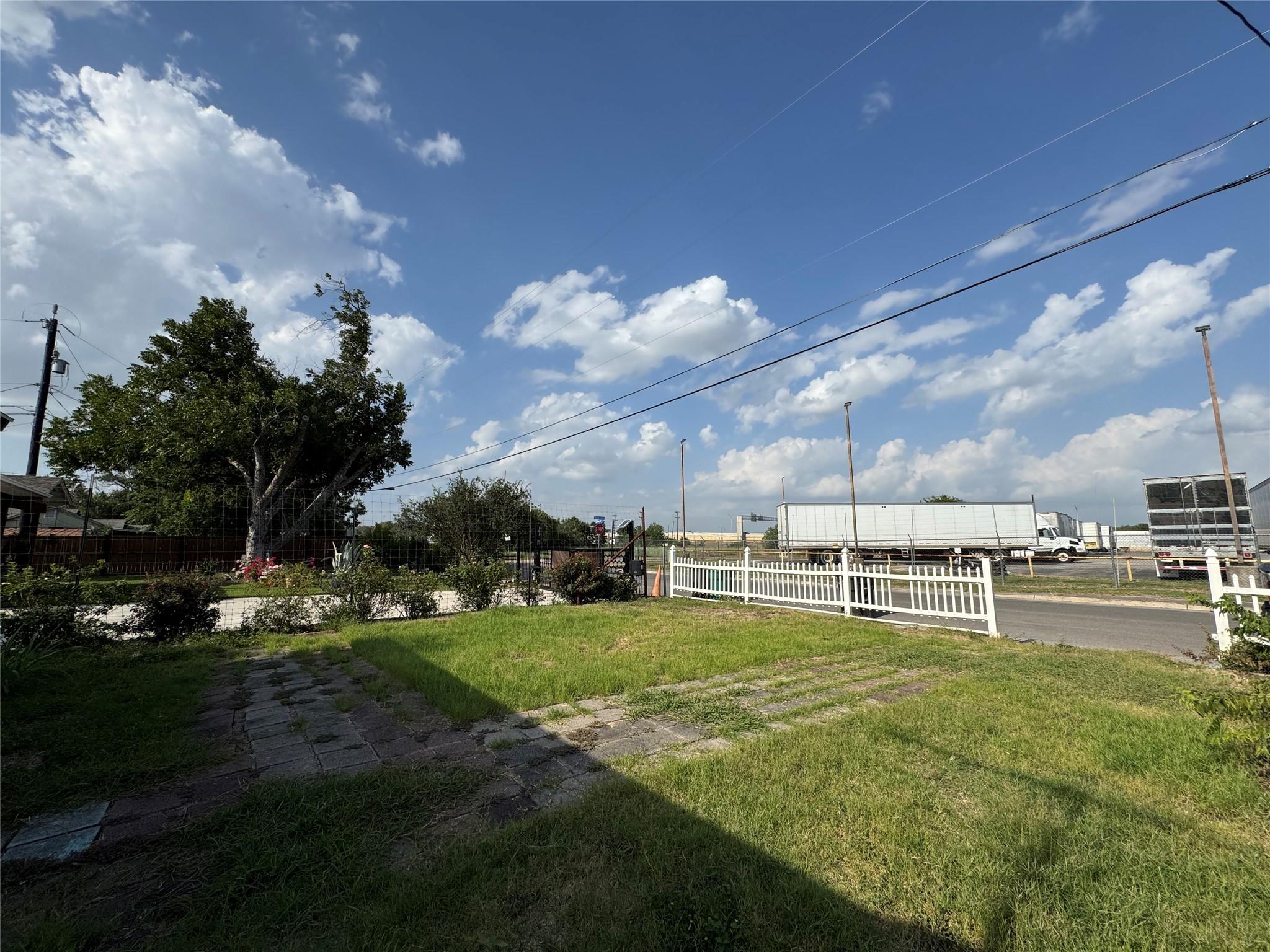 415 Creswell DR — photo 4