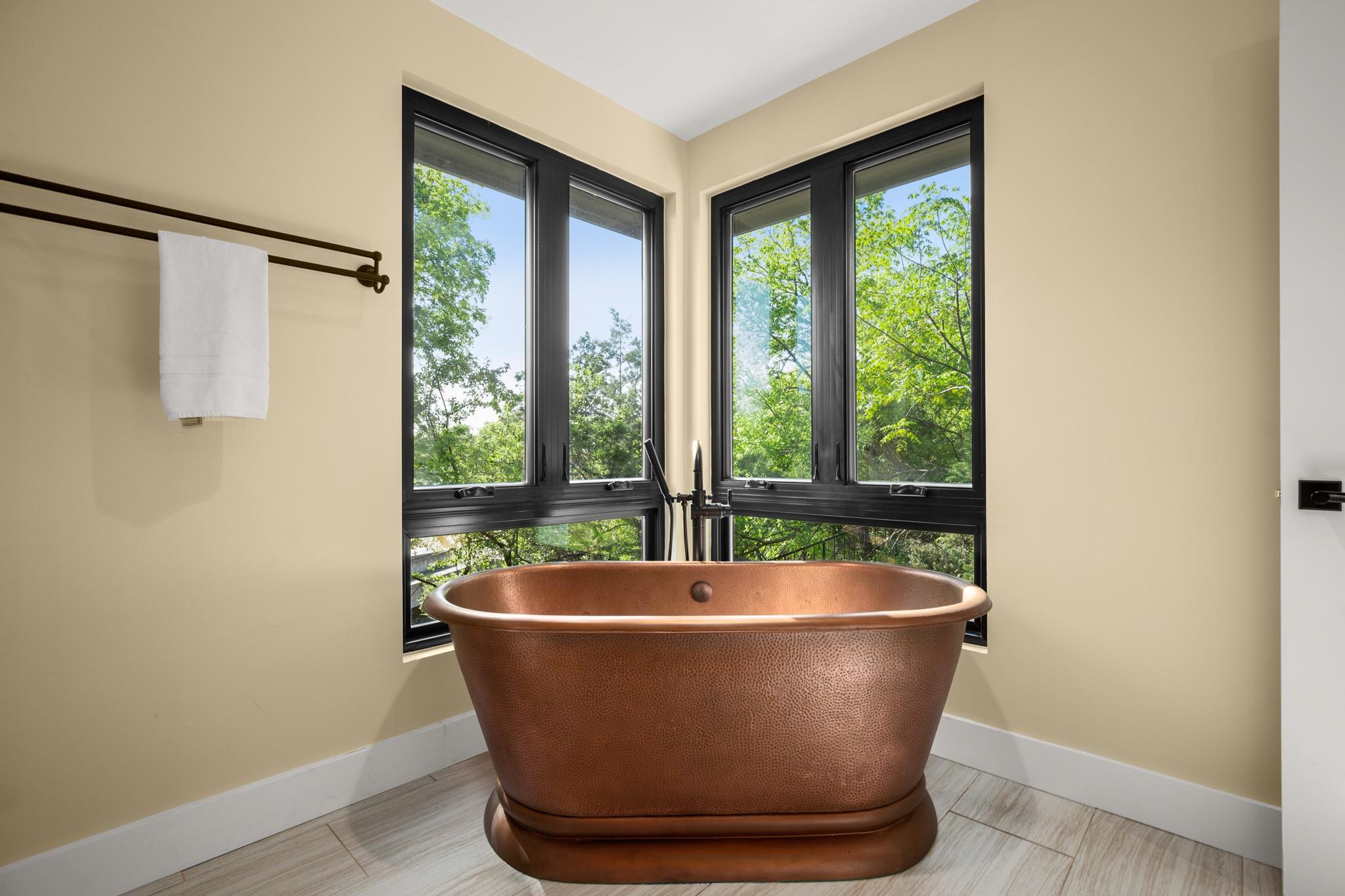 1405 Parkinson DR — photo 4