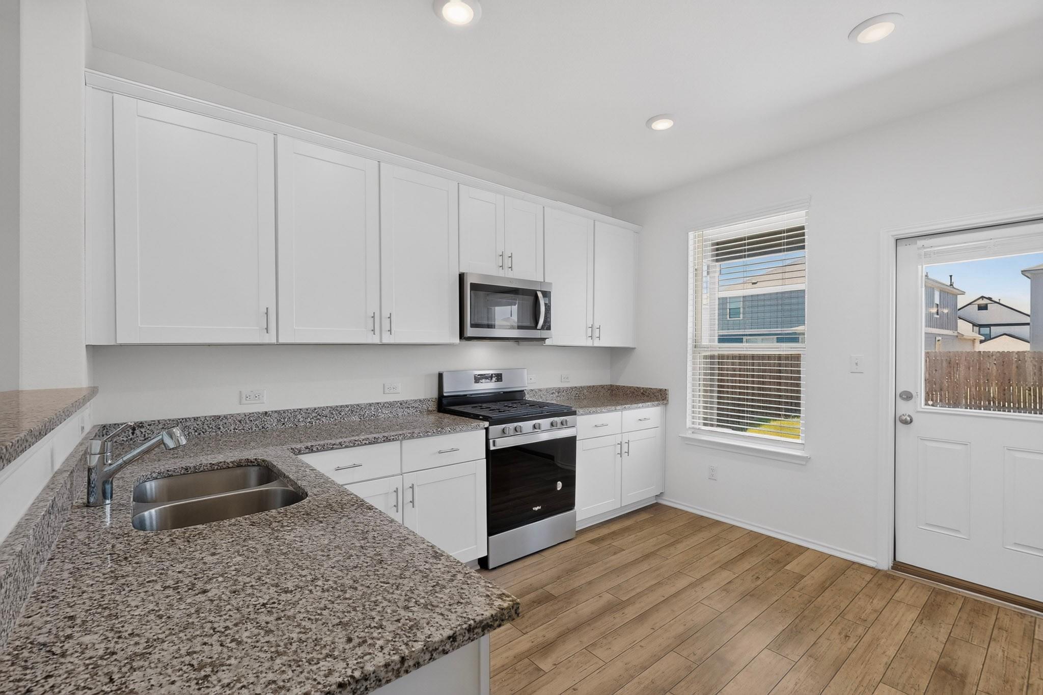 225 English Oak ST — photo 5