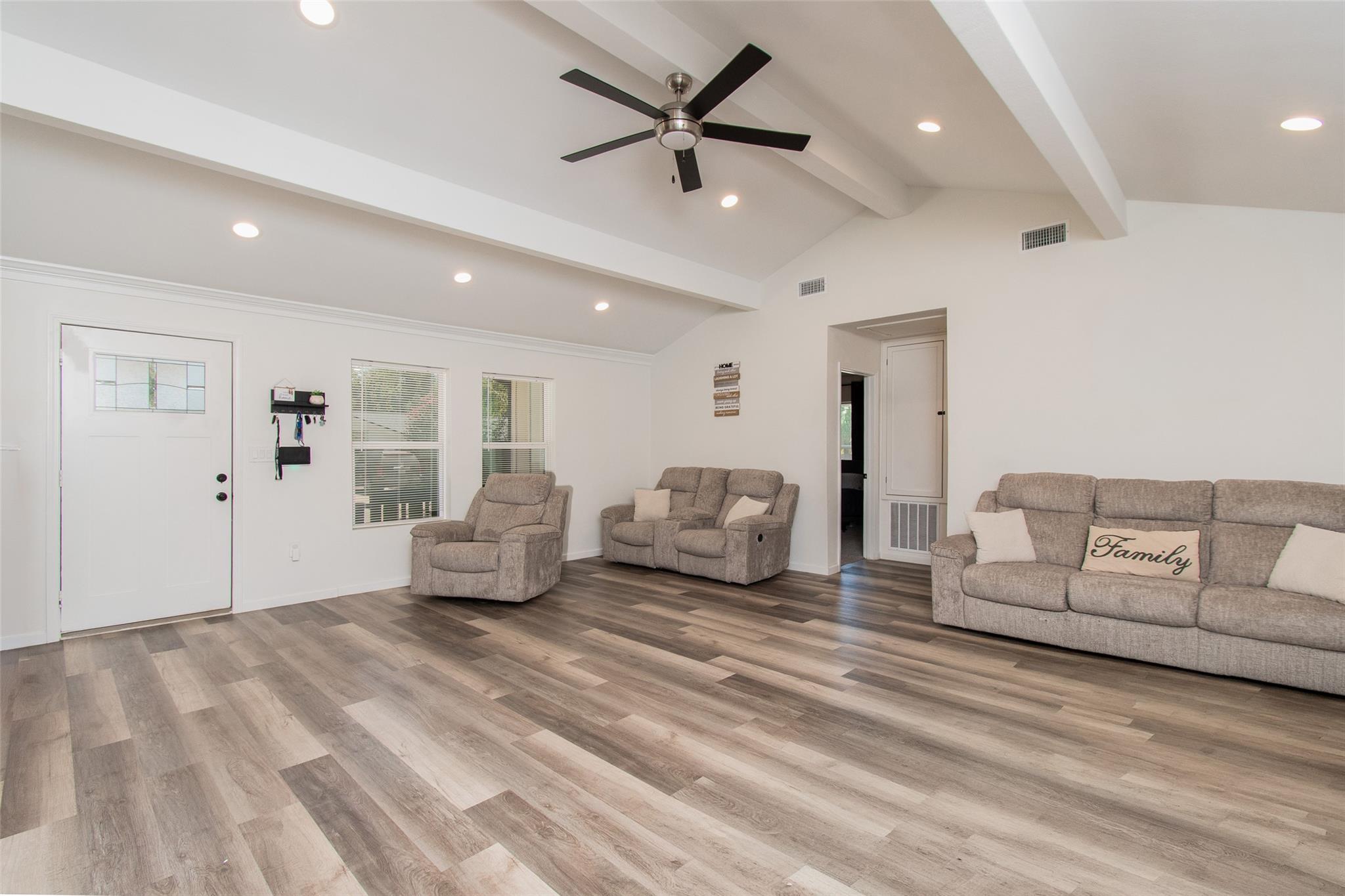 1704 Hoover Ave — photo 4