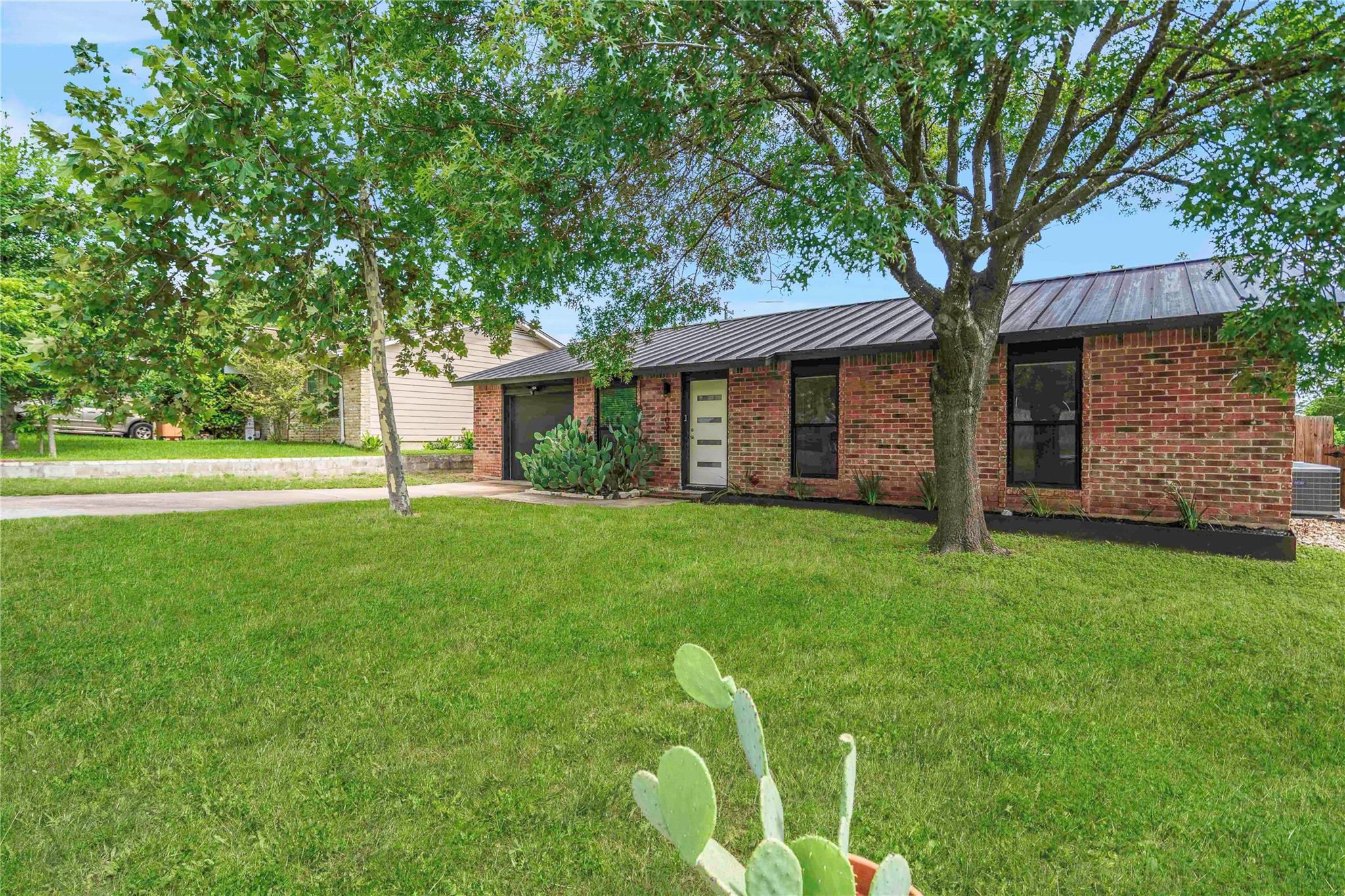 1102 Warrington DR — photo 3