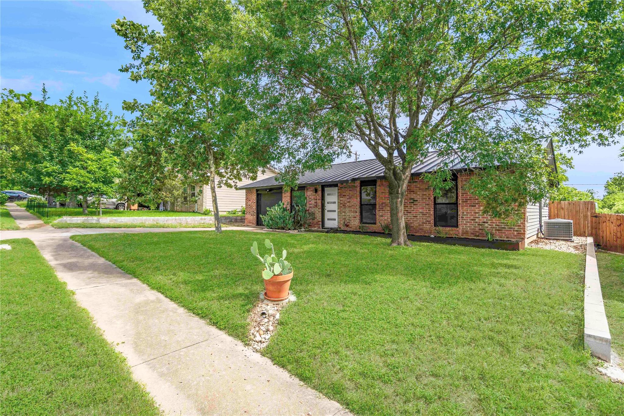 1102 Warrington DR — photo 4