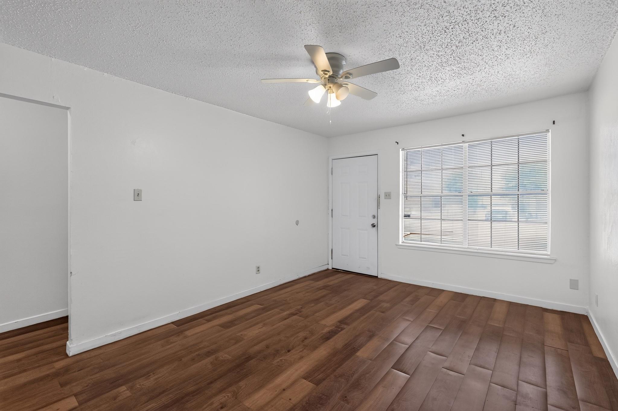 914 Travis LN — photo 3