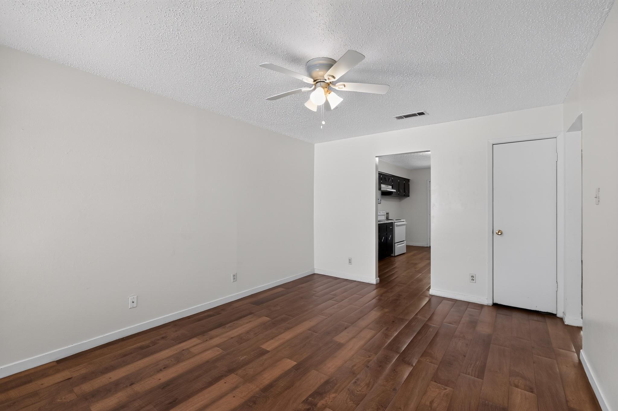 914 Travis LN — photo 4