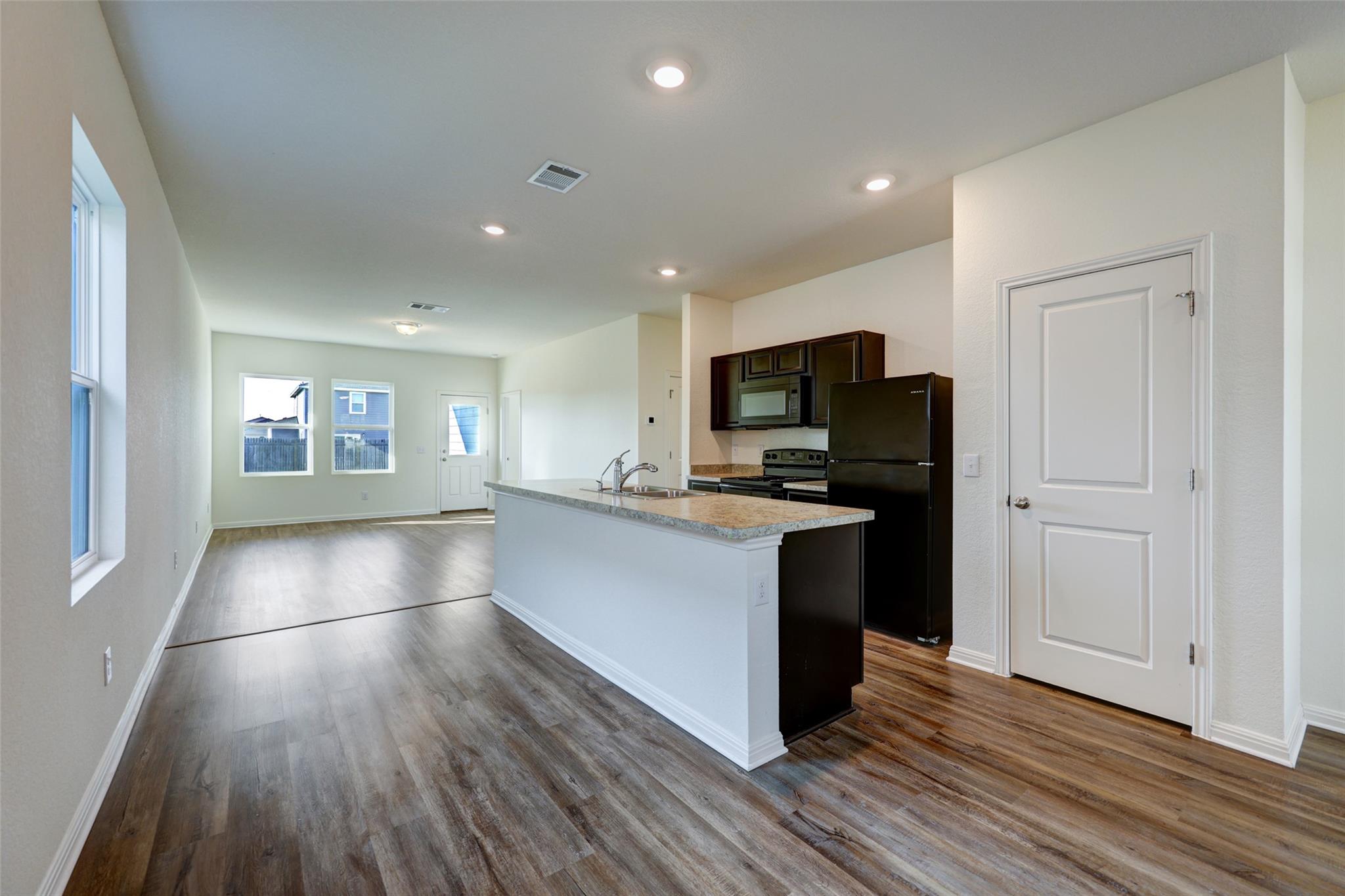 210 Seneca LOOP — photo 3