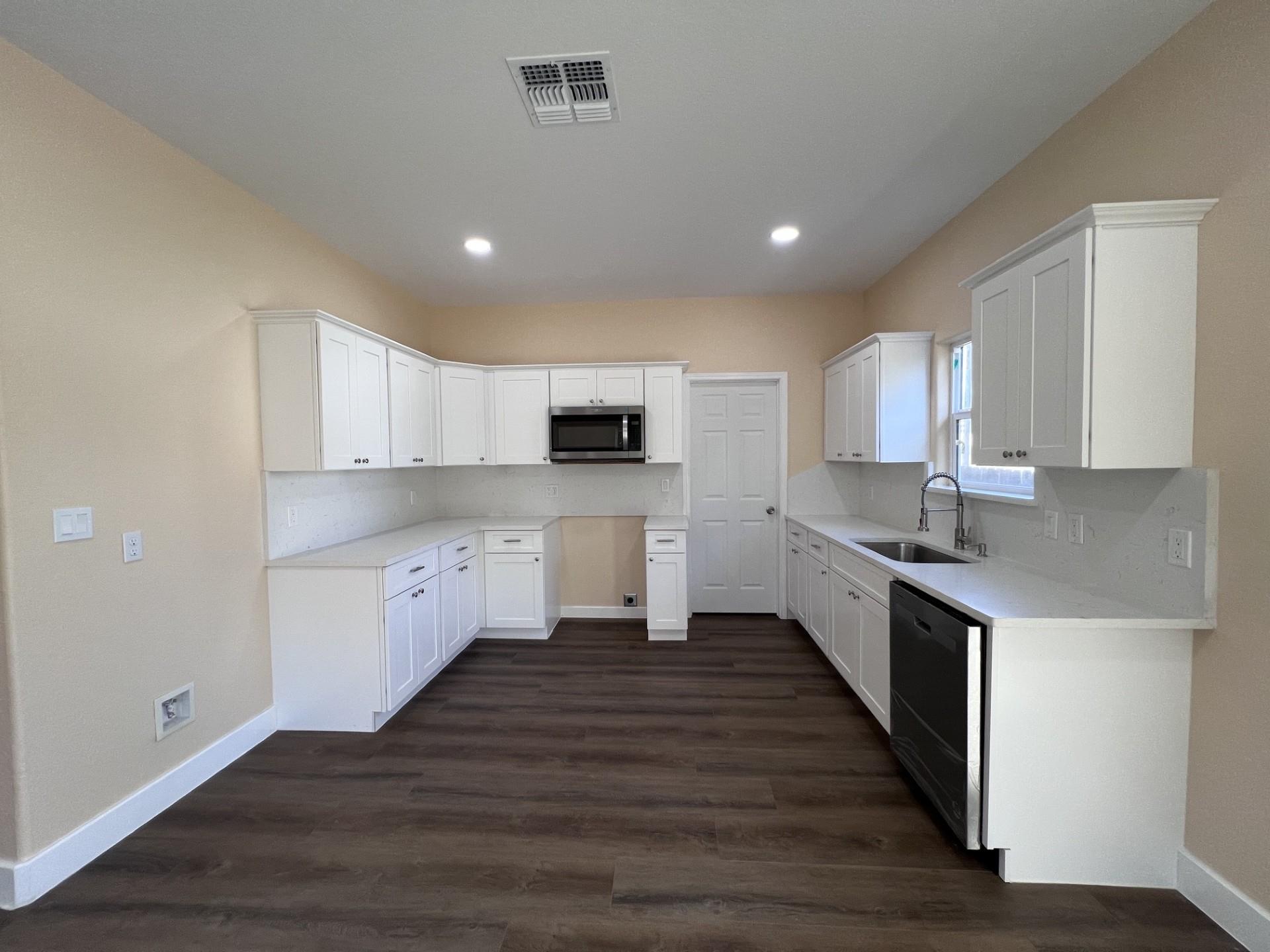 410 Trinity ST — photo 5