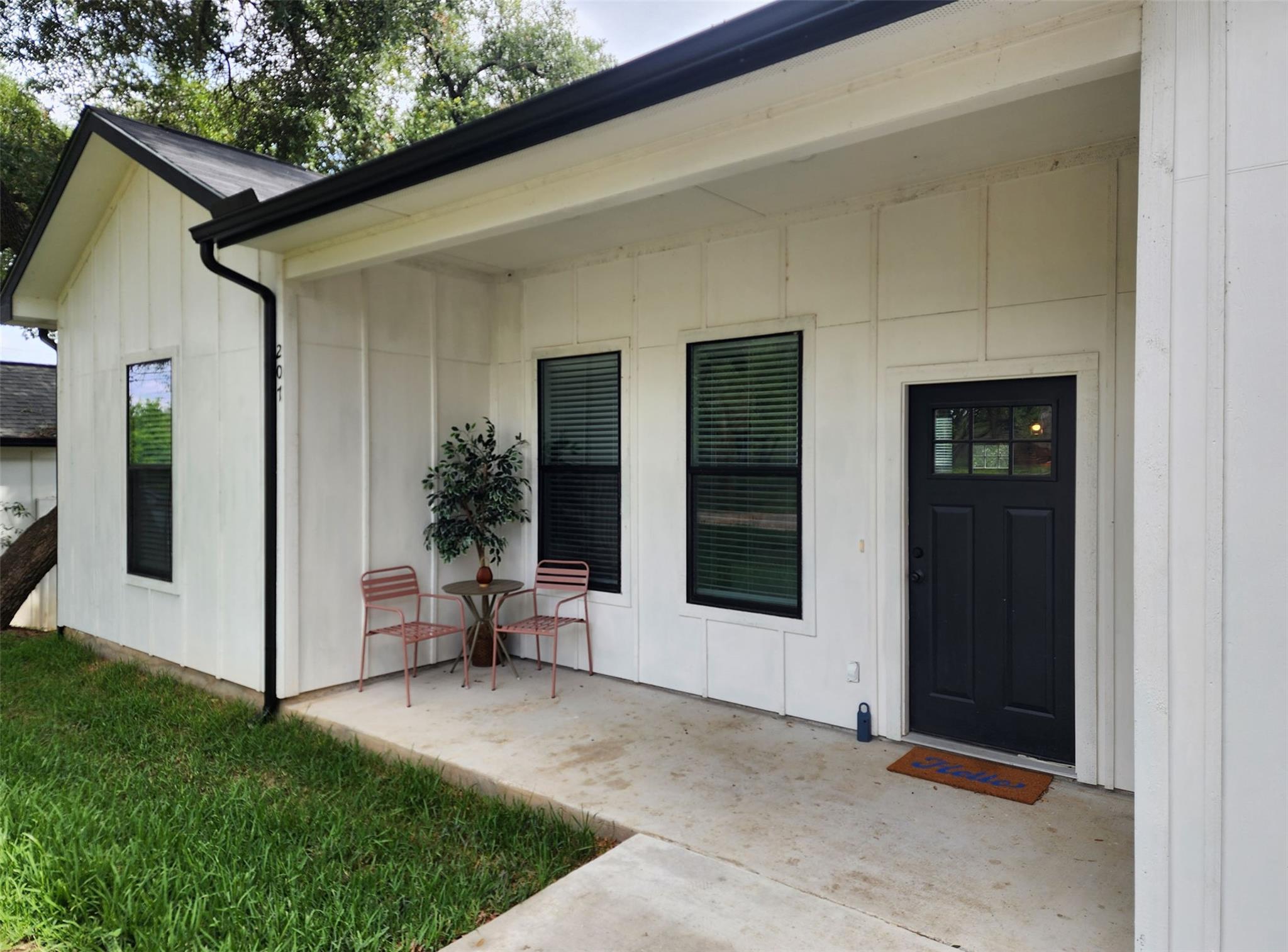 207 Laurel LN — photo 3