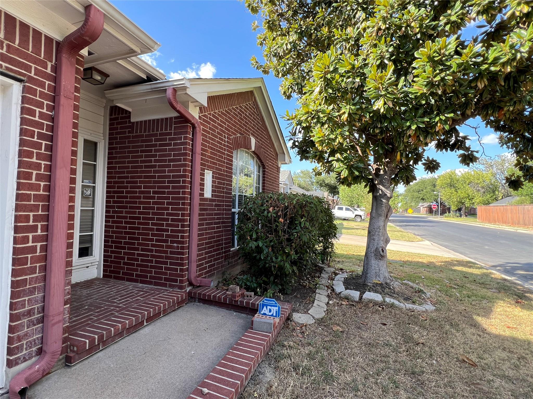 1235 Blackthorn DR — photo 4