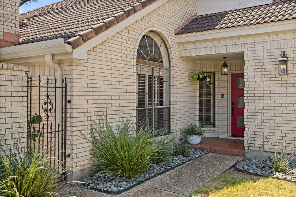 124 Lakeway DR — photo 5