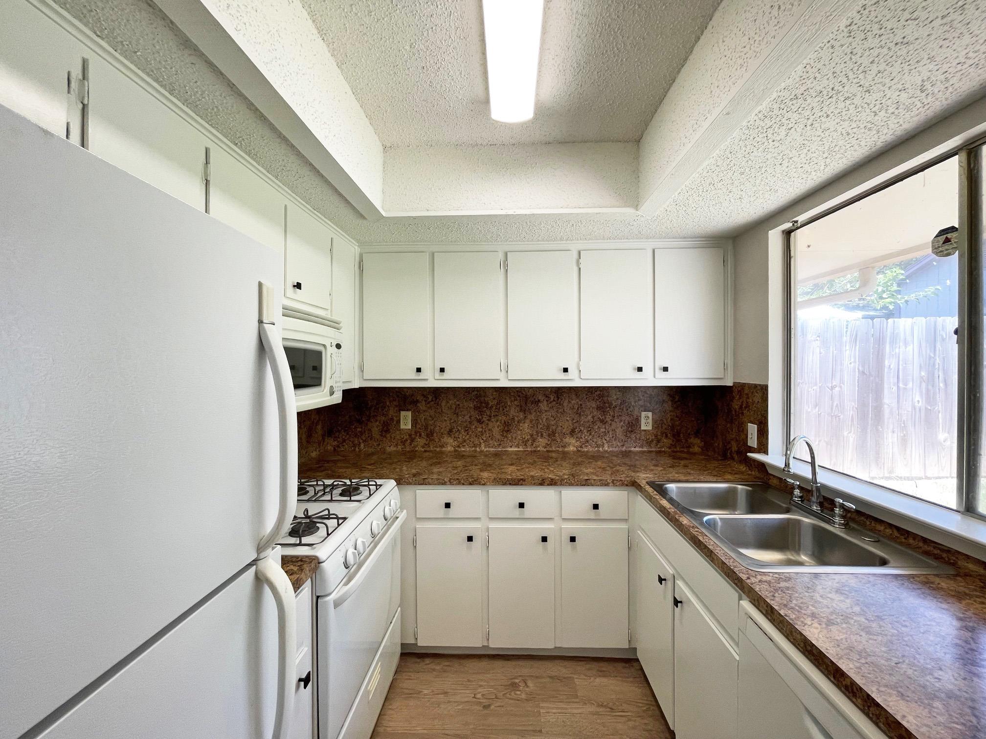 906 Acorn Oaks DR — photo 4
