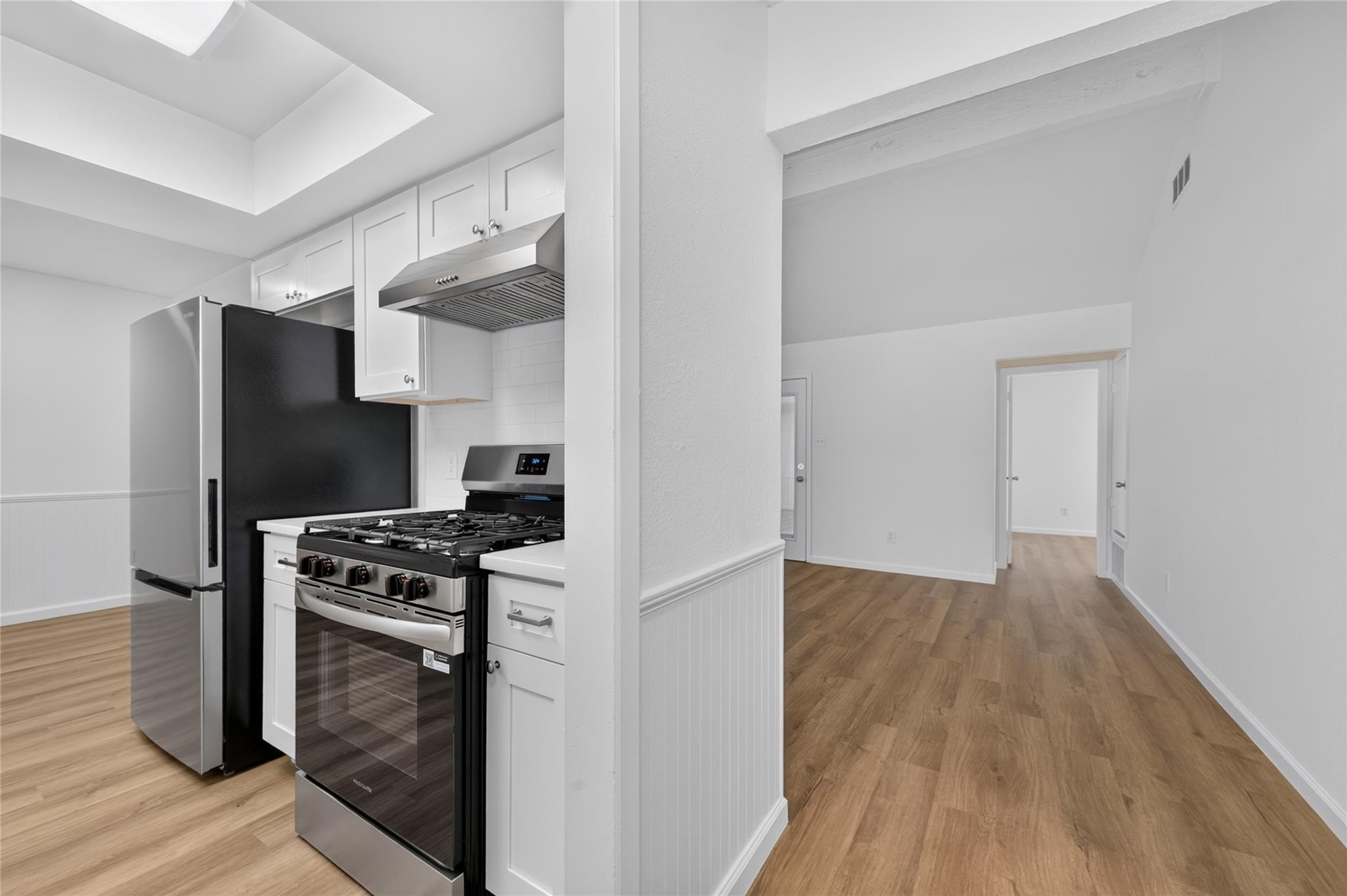 503 Lakeway DR — photo 3