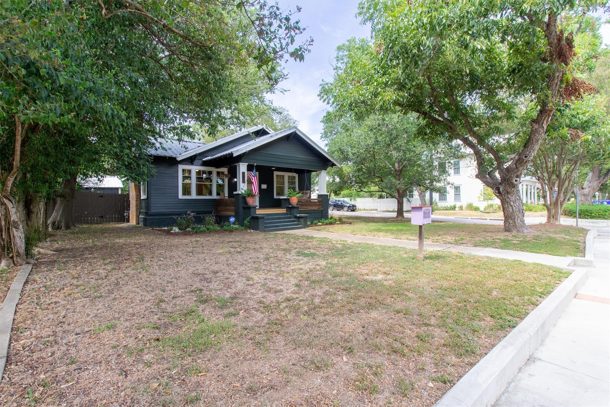 902 Hopkins ST — photo 3