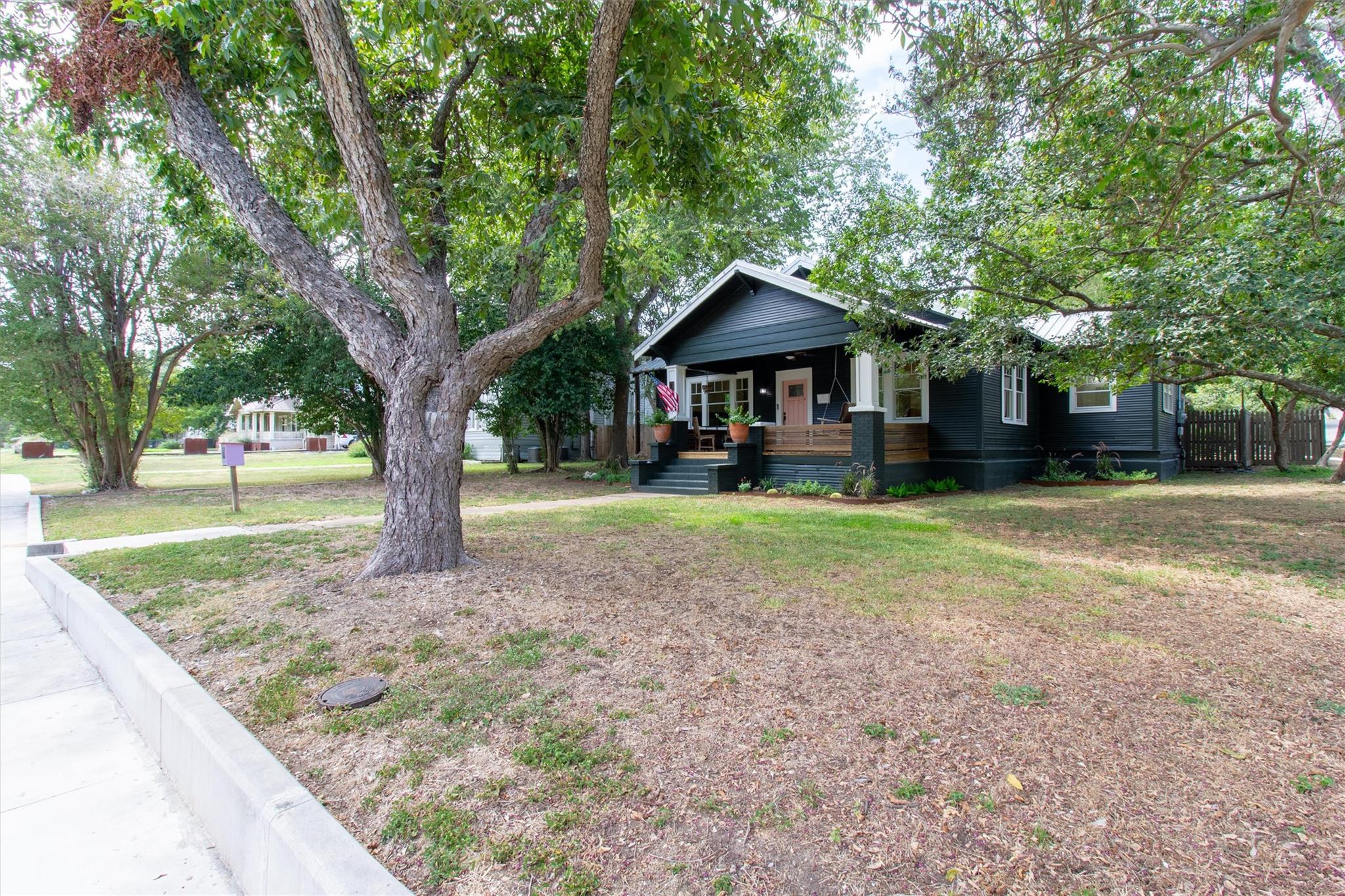 902 Hopkins ST — photo 4