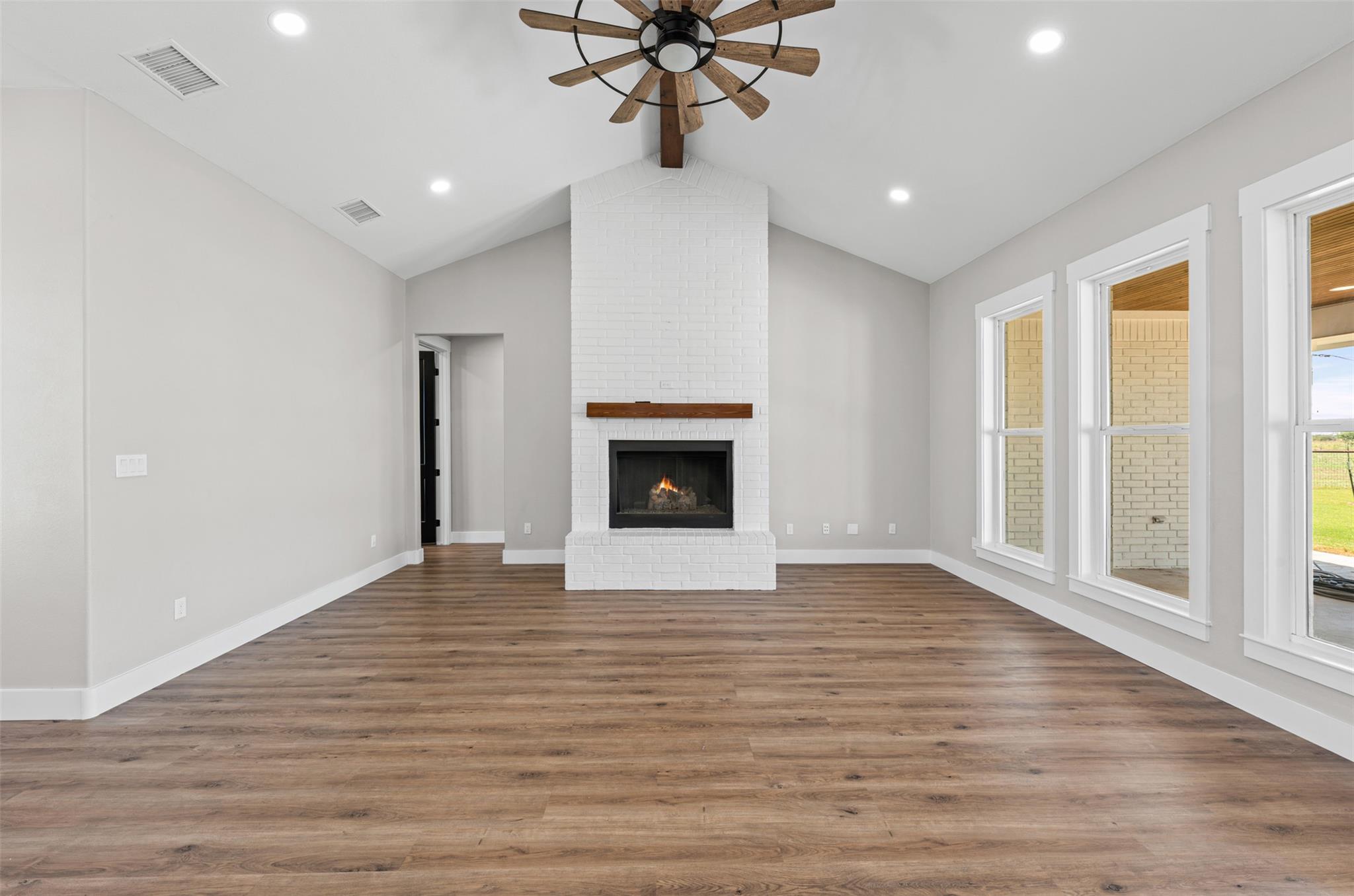 1060 Hackberry RD — photo 5
