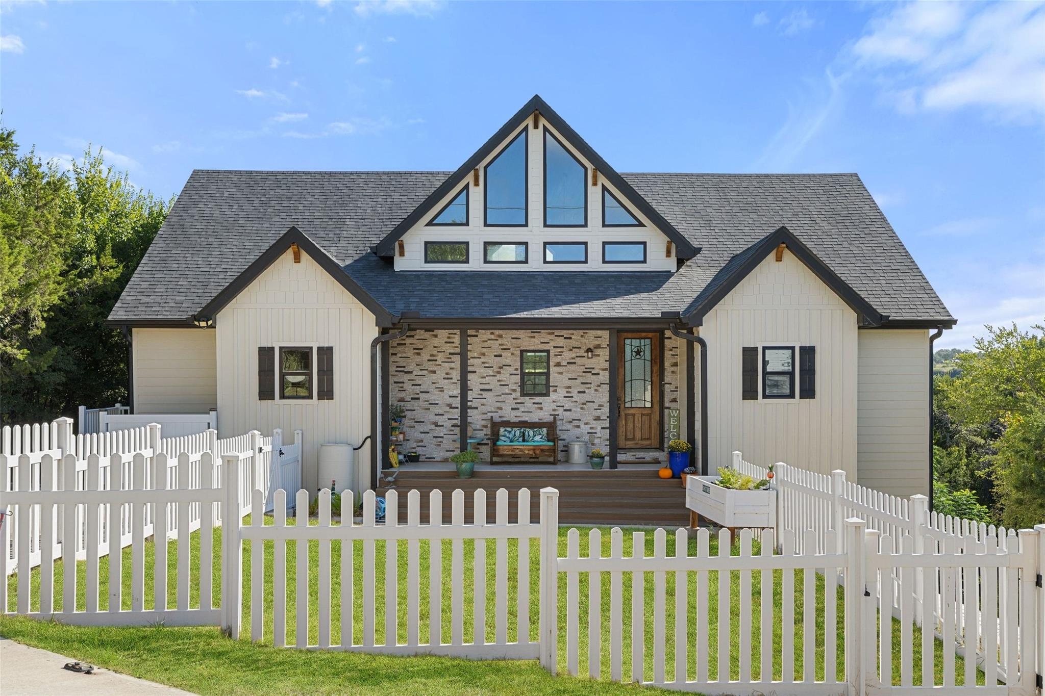 1289 Lakeshore DR — photo 4