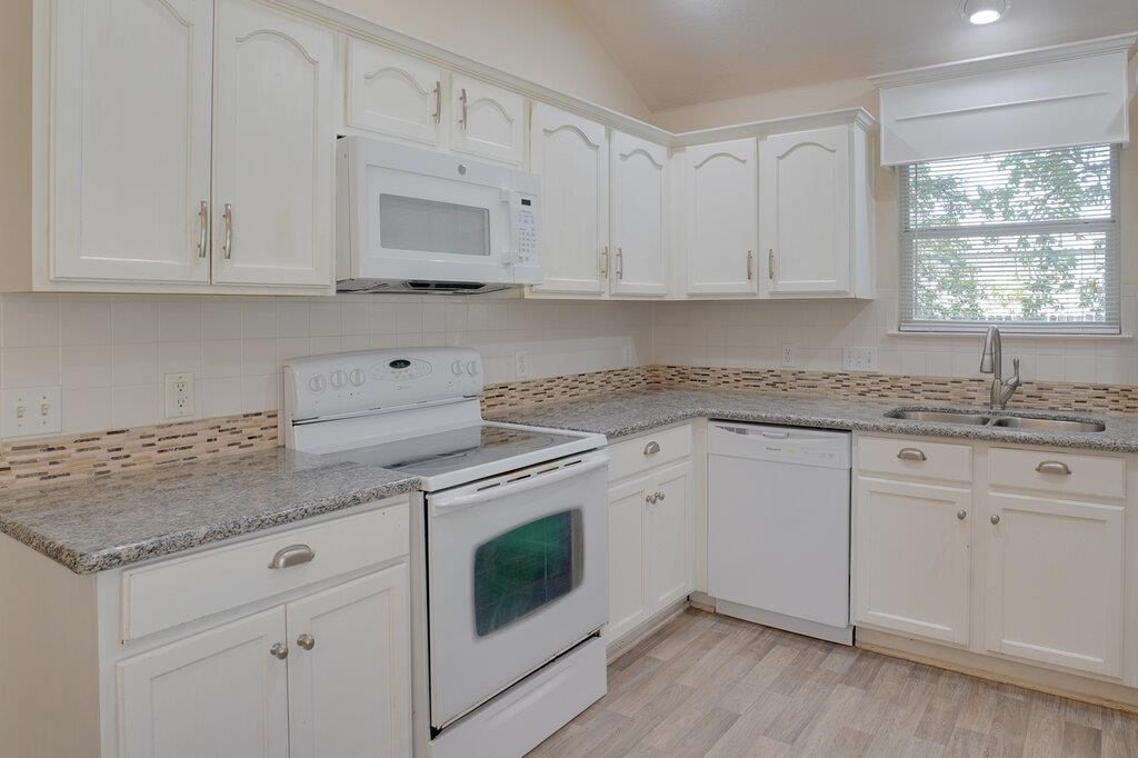 402 Hickory Tree DR — photo 3