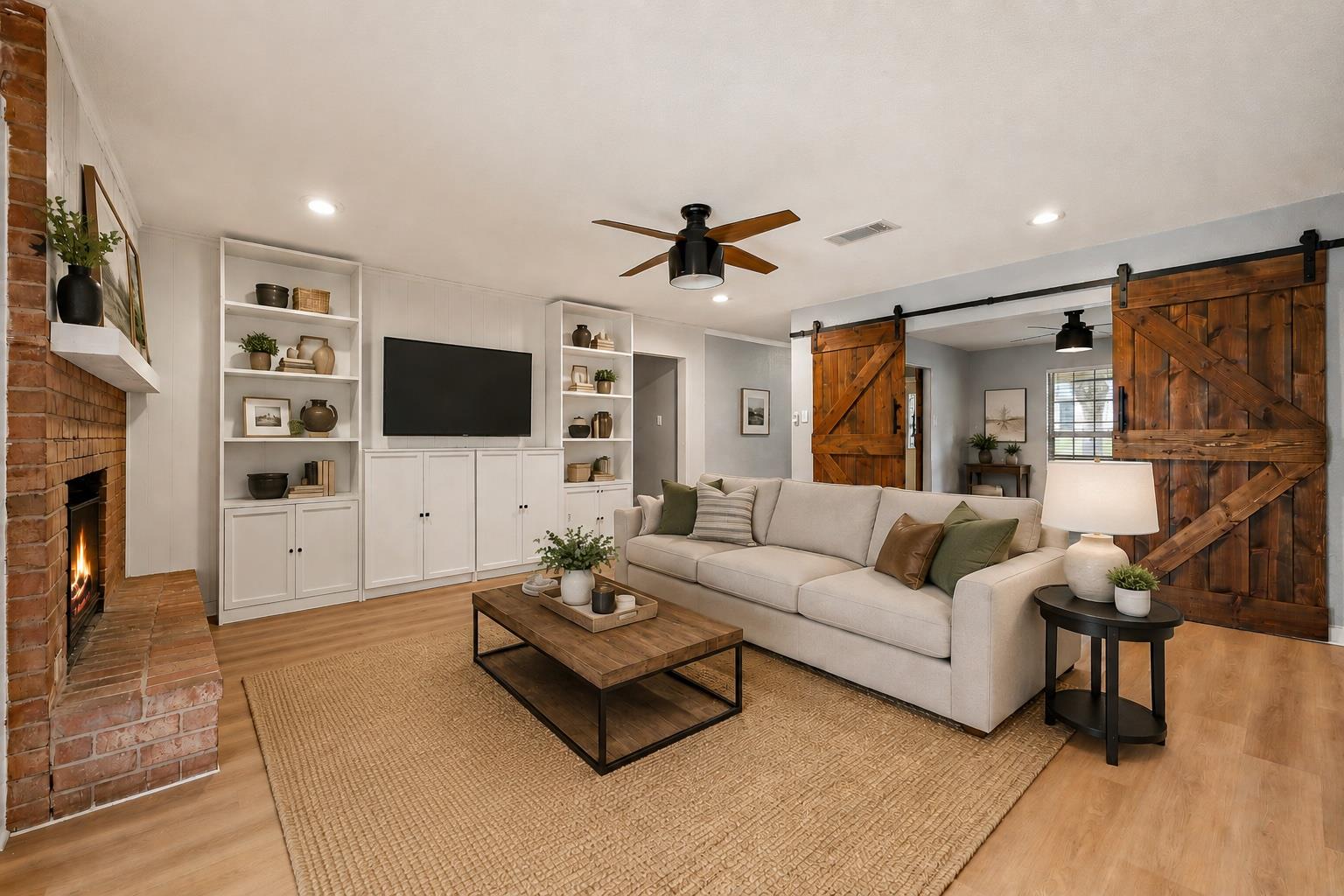 908 Hollybluff ST — photo 3