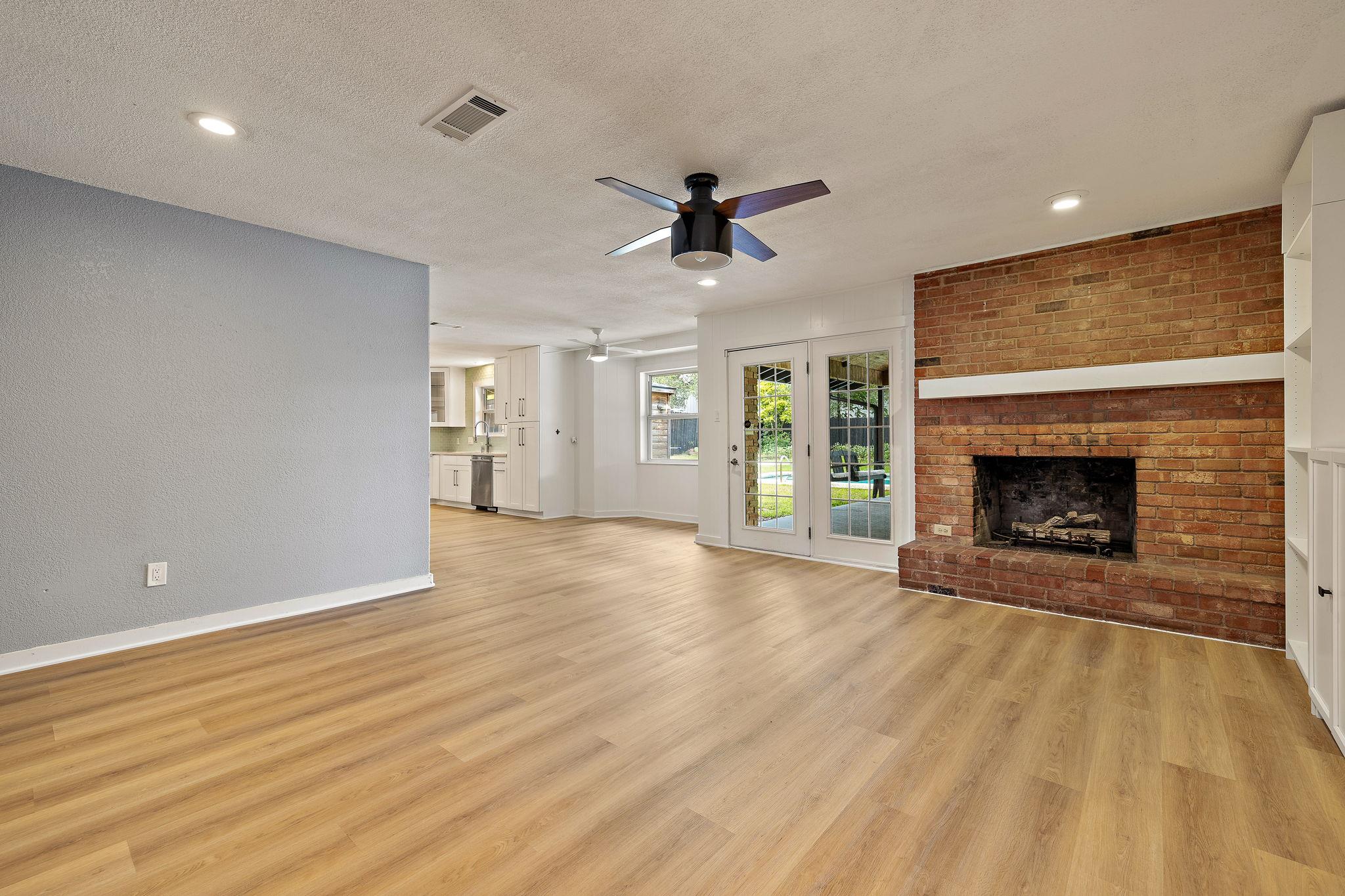 908 Hollybluff ST — photo 4