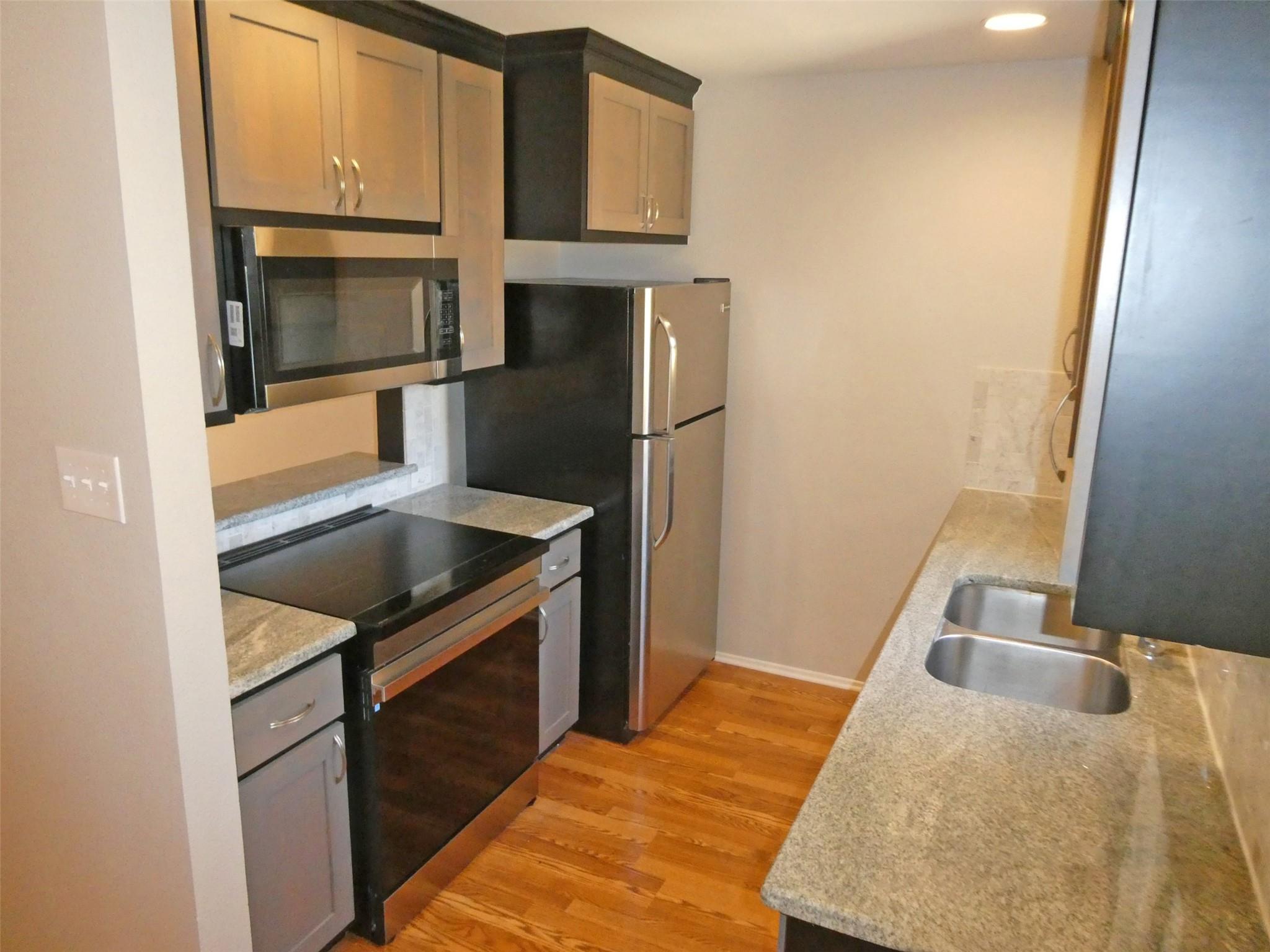 8400 JAMESTOWN DR #204 — photo 5