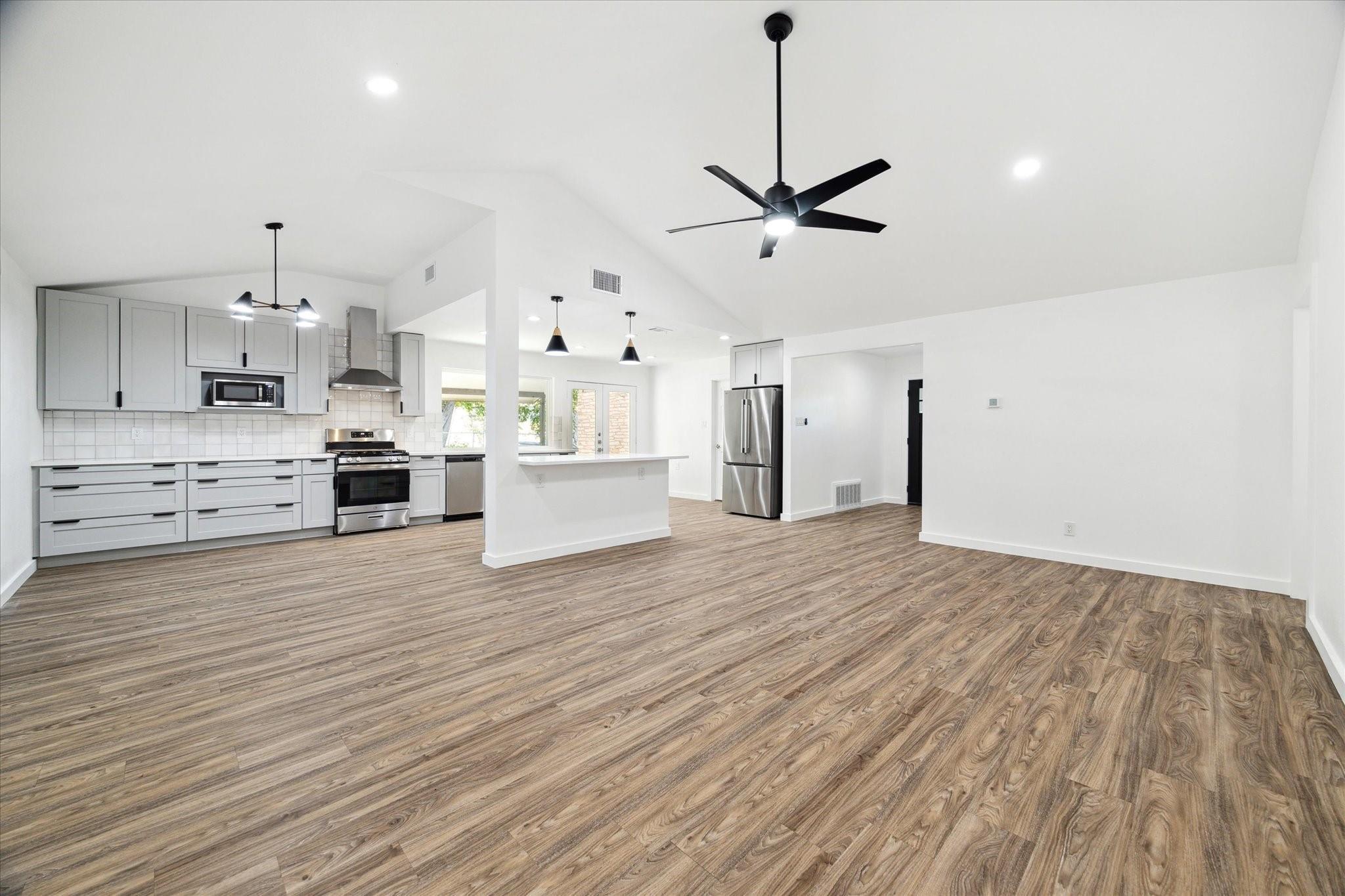 1311 Warrington DR — photo 3