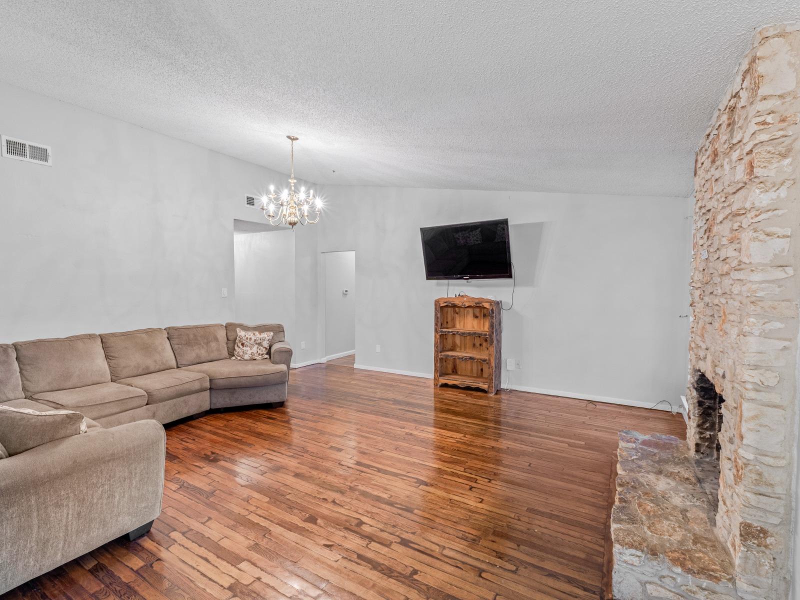 404 MULBERRY DR — photo 3