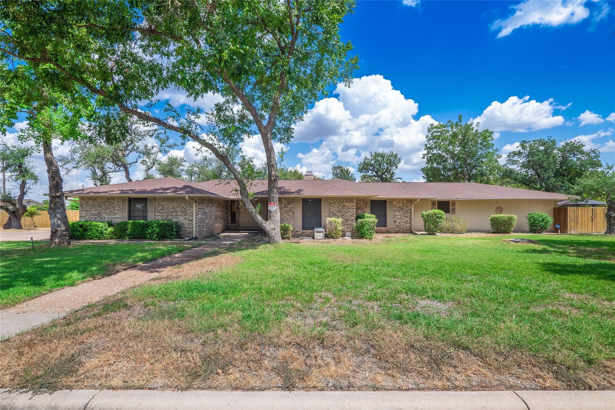 1702 Lone Oak DR