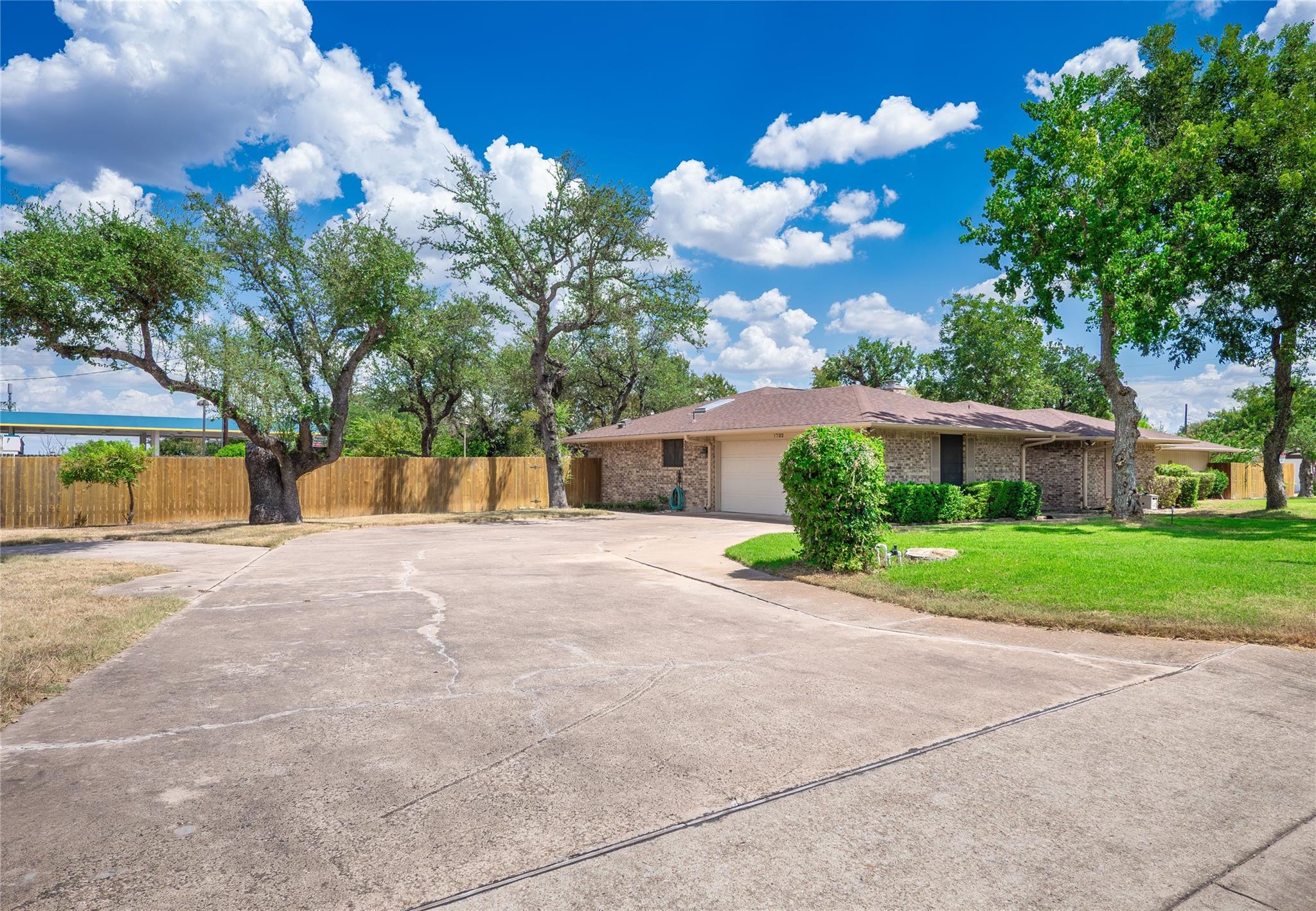 1702 Lone Oak DR — photo 3
