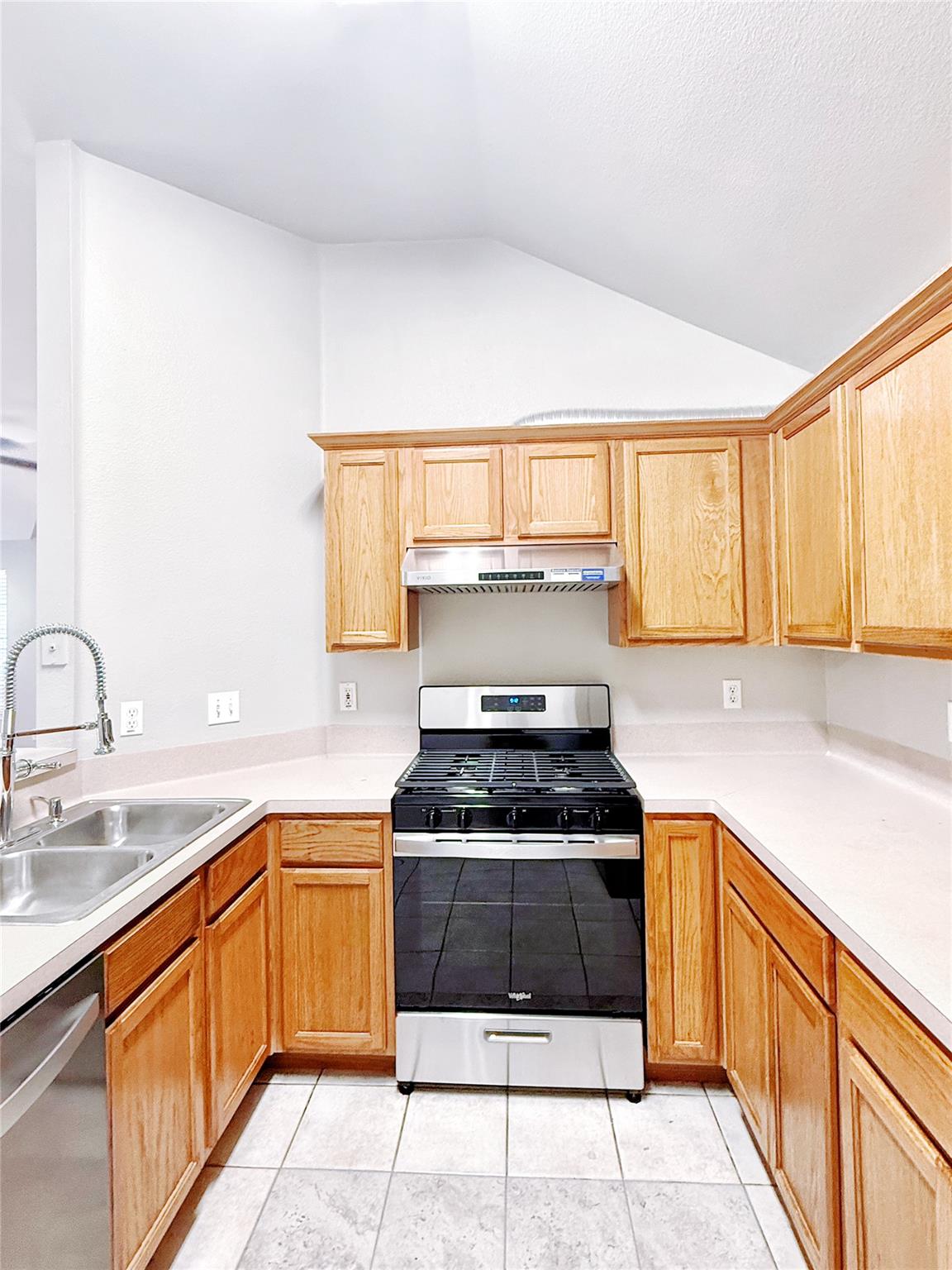 1581 Parkfield CIR — photo 4