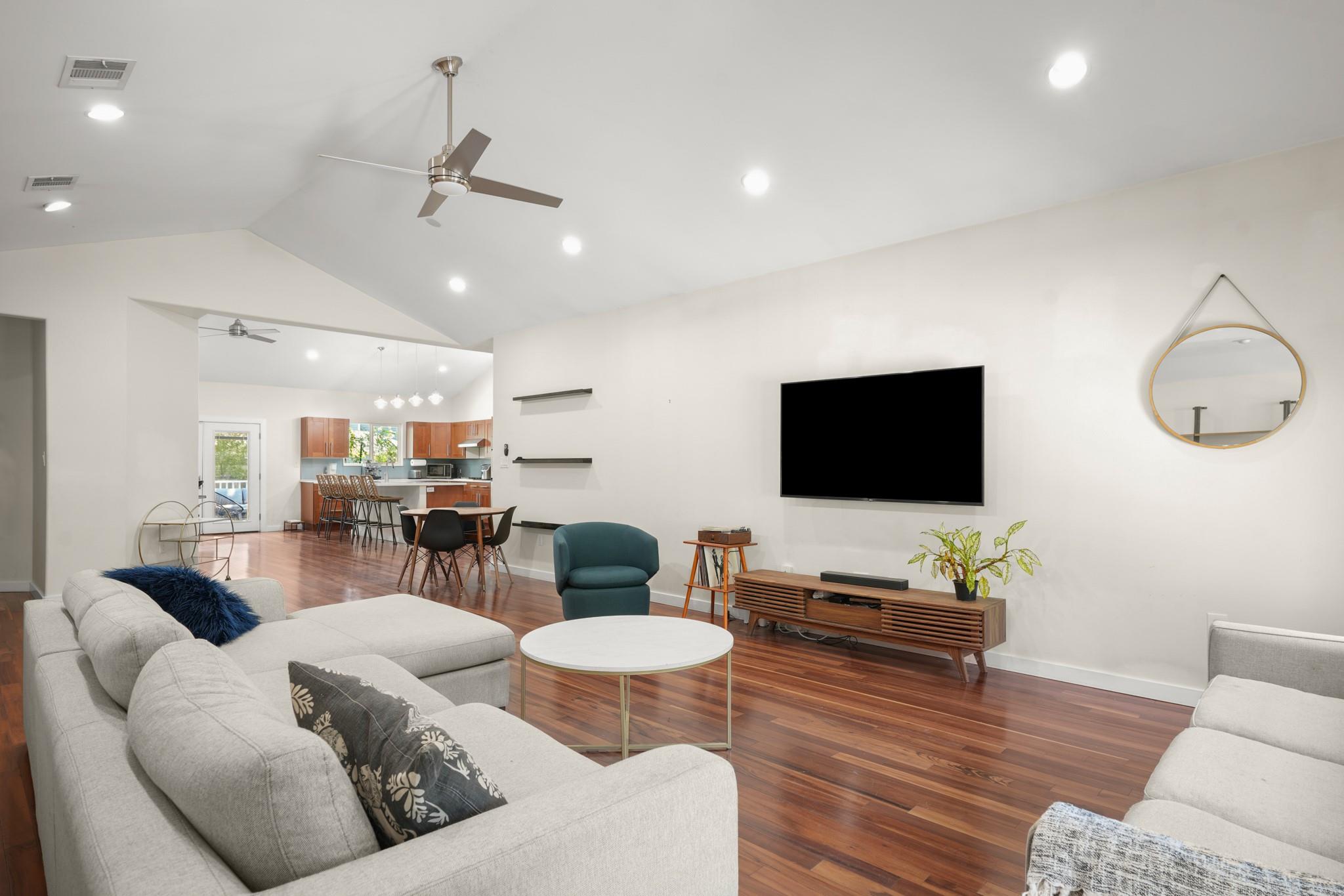 2501 Del Curto RD — photo 3