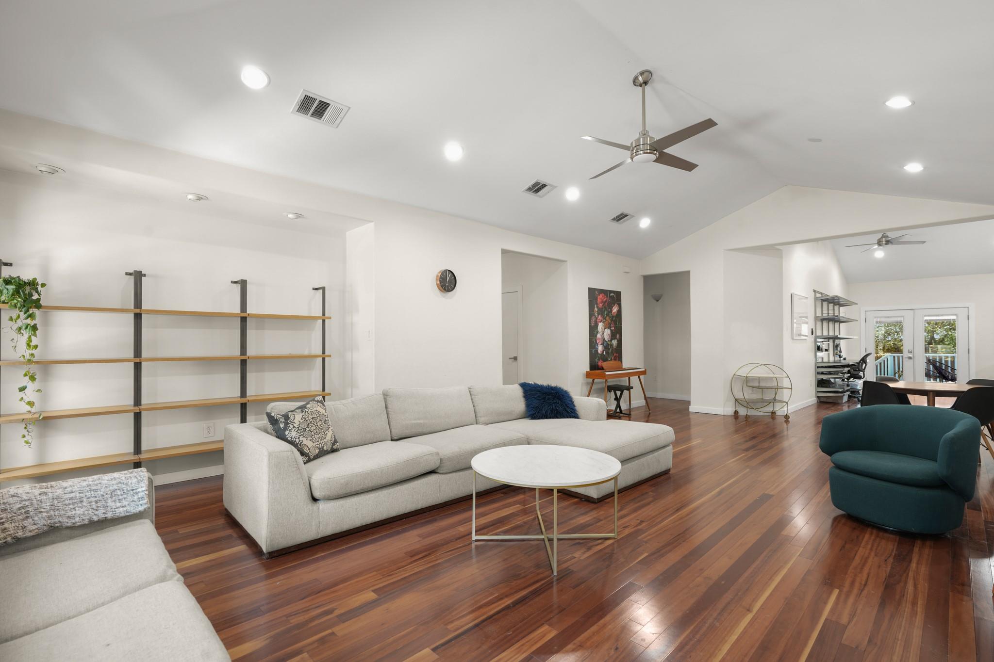 2501 Del Curto RD — photo 4