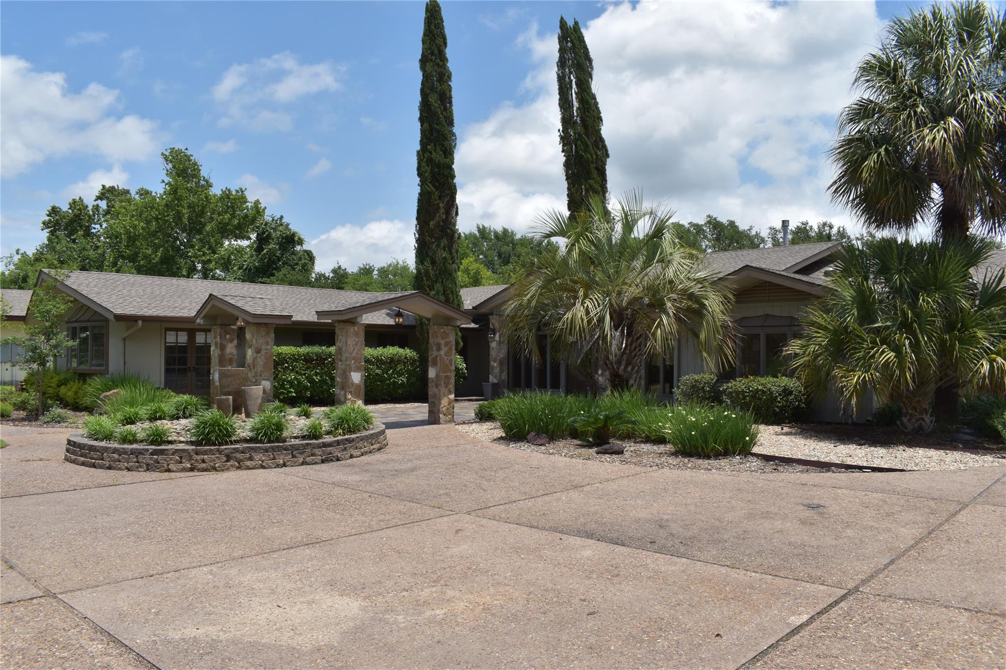 311 Oleander DR — photo 4
