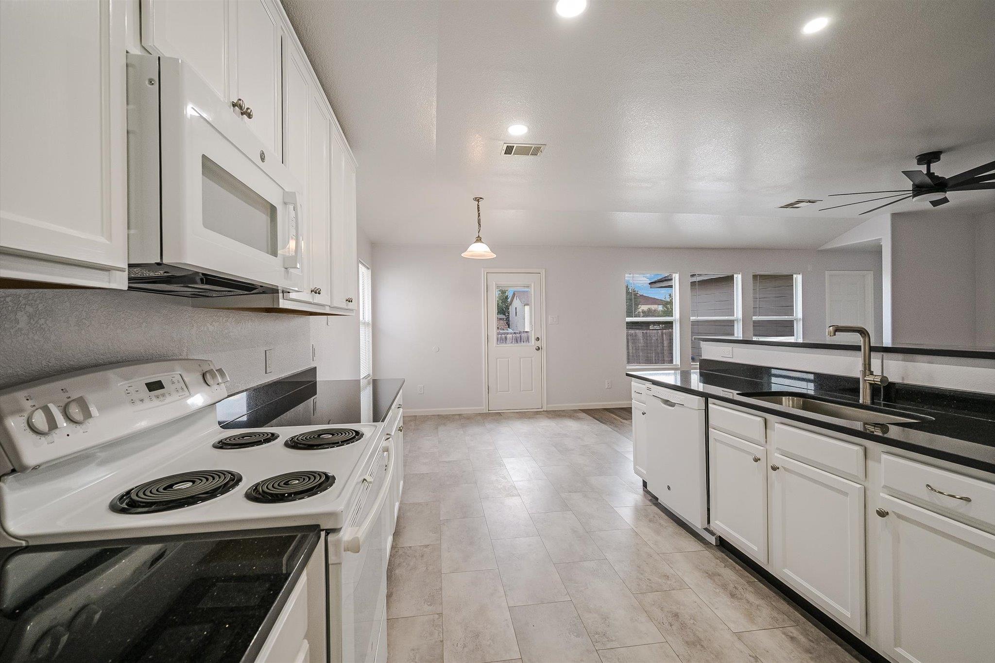 401 Bandara Woods BLVD — photo 3