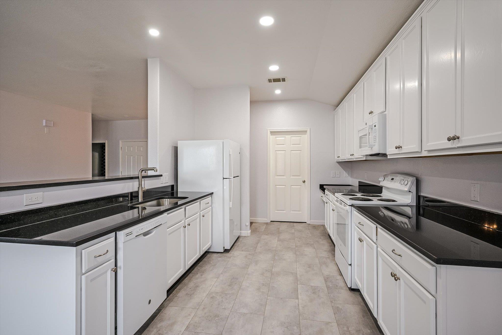 401 Bandara Woods BLVD — photo 4