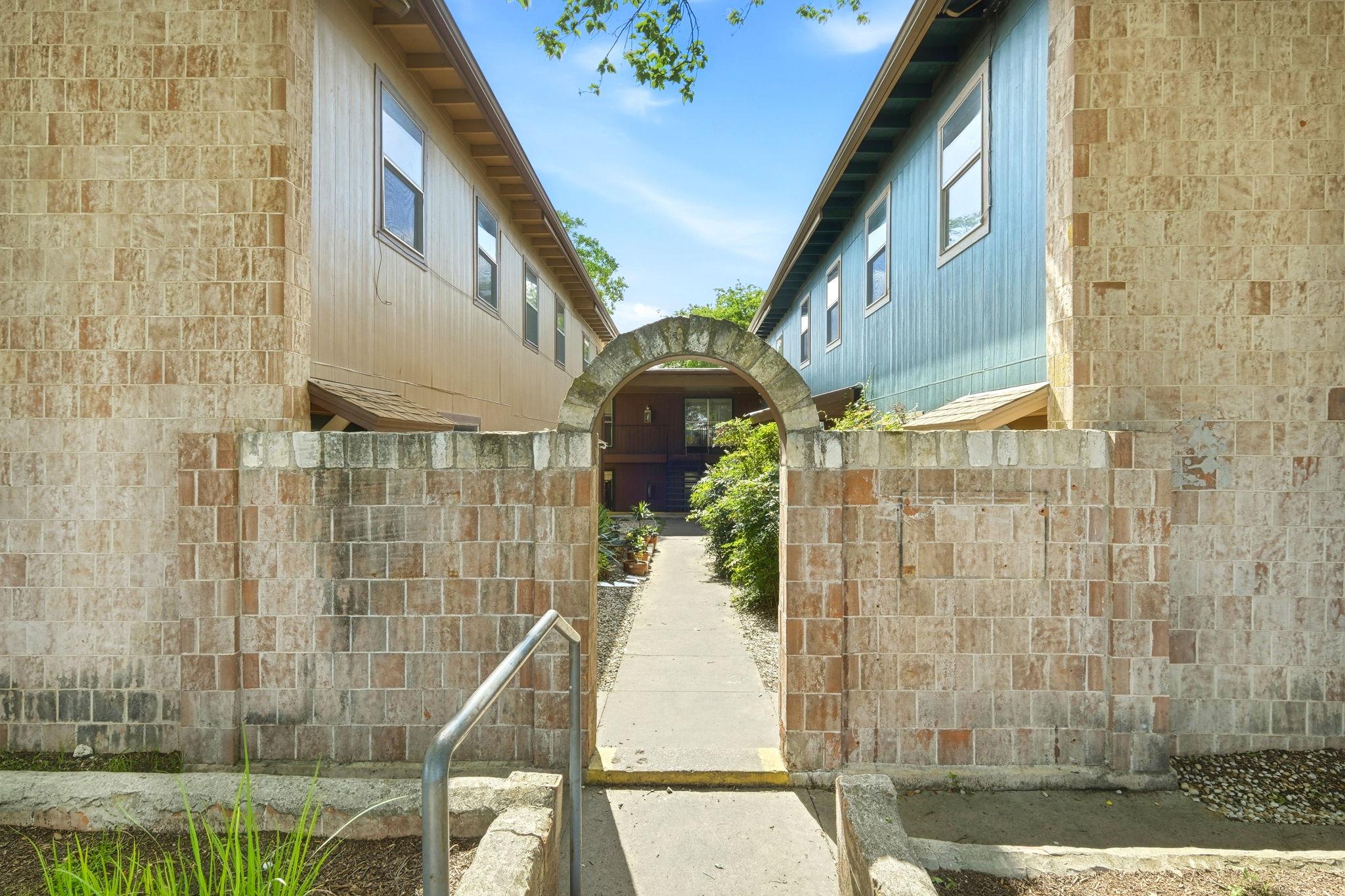 2319 Greenfield PKWY #208 — photo 3