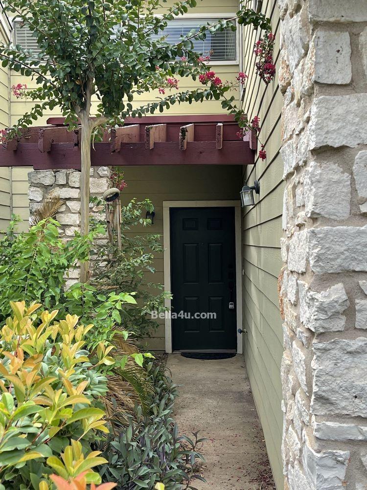 512 Eberhart LN #605 — photo 3