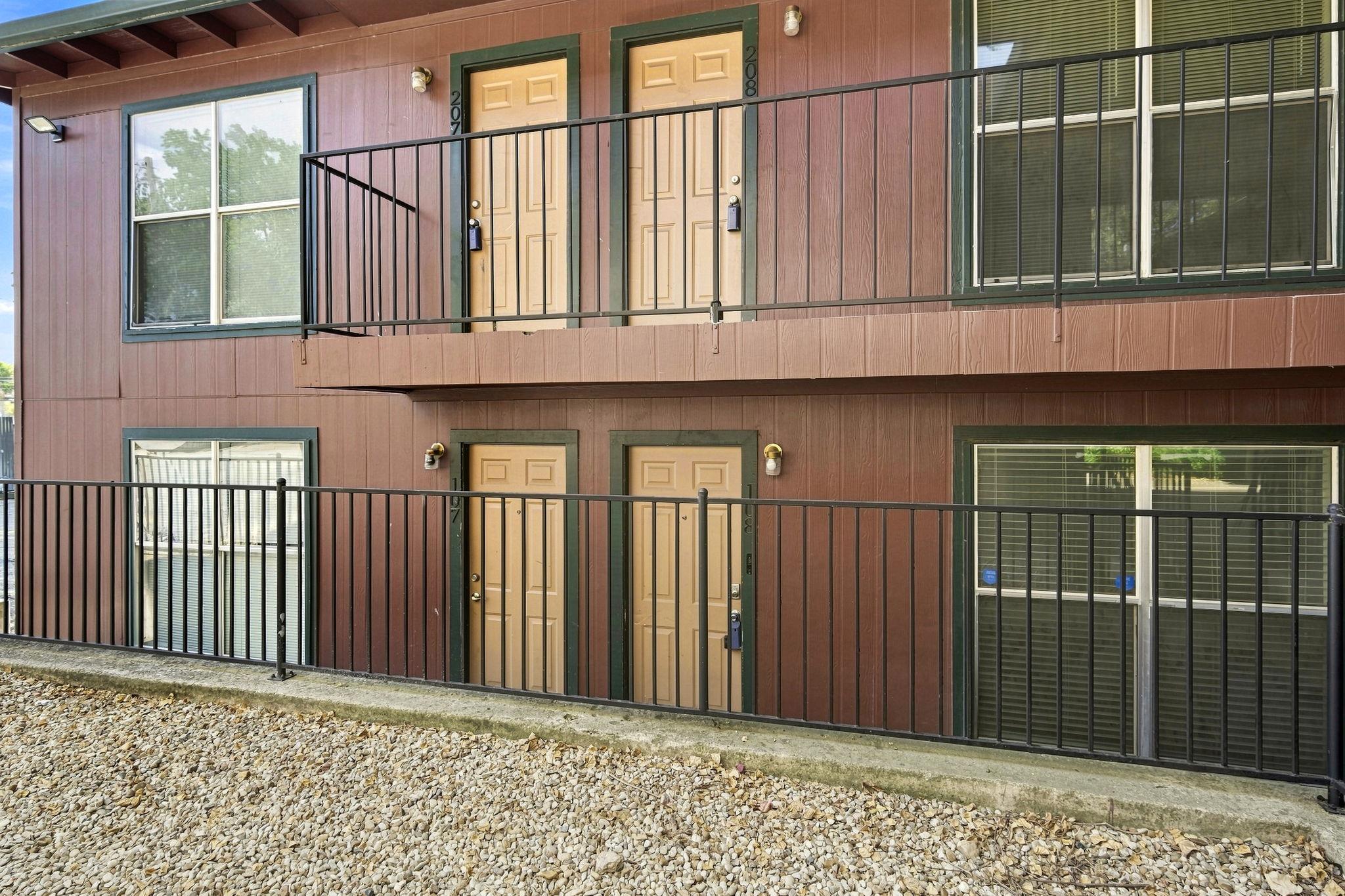2319 Greenfield PKWY #207 — photo 4